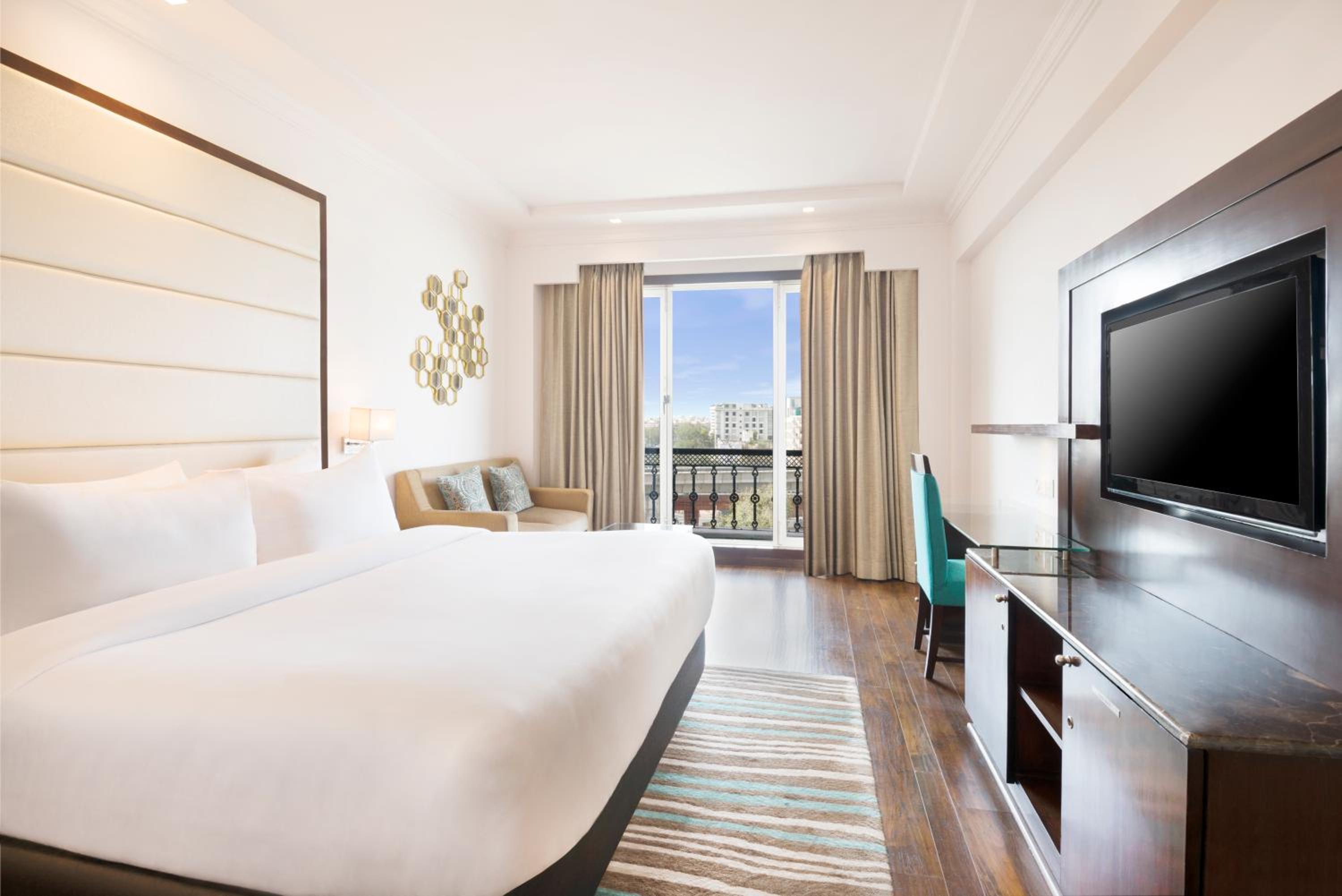 Business Double Room : (Enjoy INR 500 credit on dinner buffet at Mosaic Restaurant, Happy Hours 1+1 offer on Alcoholic Beverages 12 PM-6 PM, Soft Beverages (Except Dragon House), 2 pints of House Beer per room once during stay,10% off Laundry and Spa) - Photo 8
