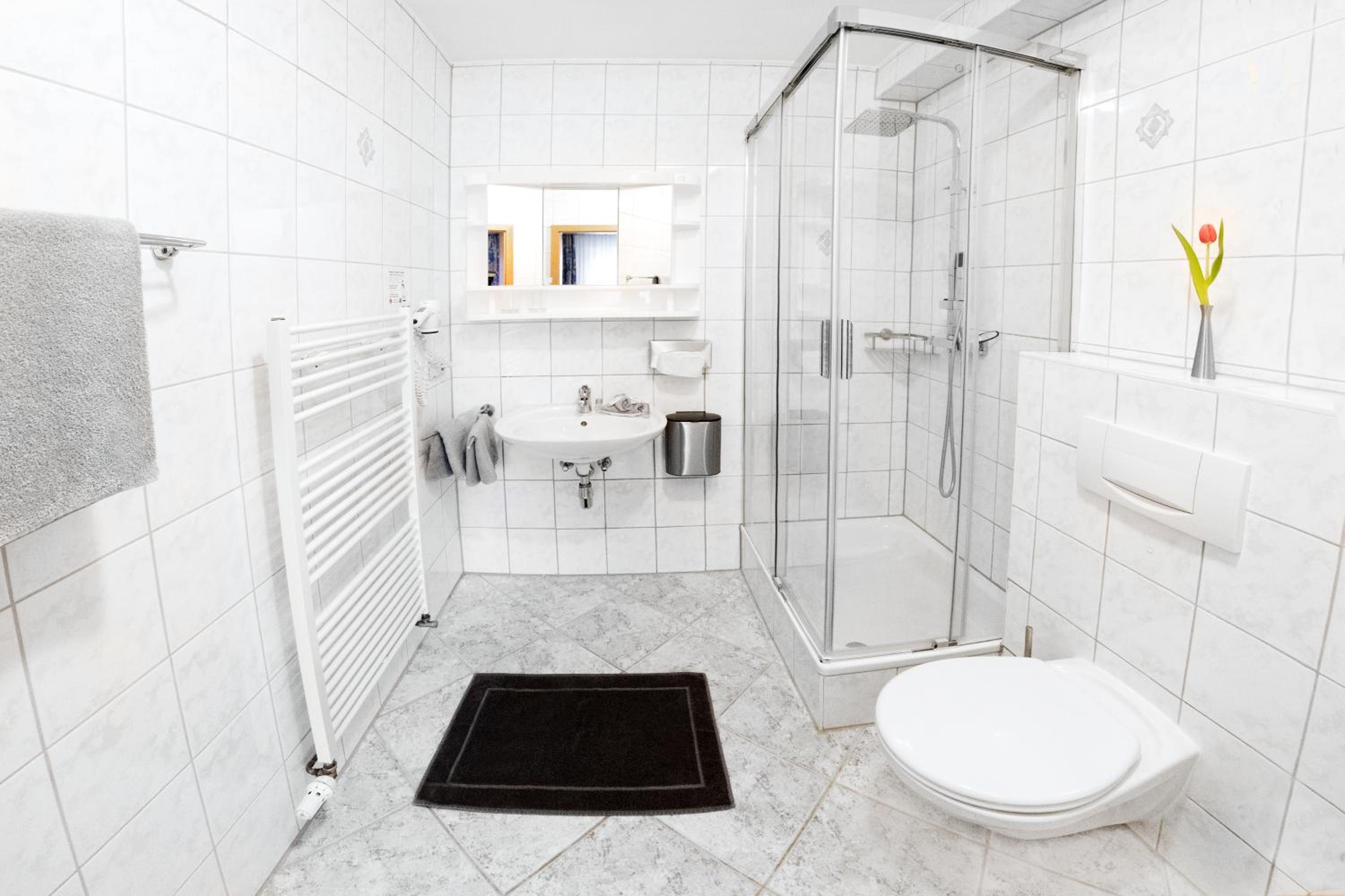 Deluxe Double Room with Bath - Photo 8
