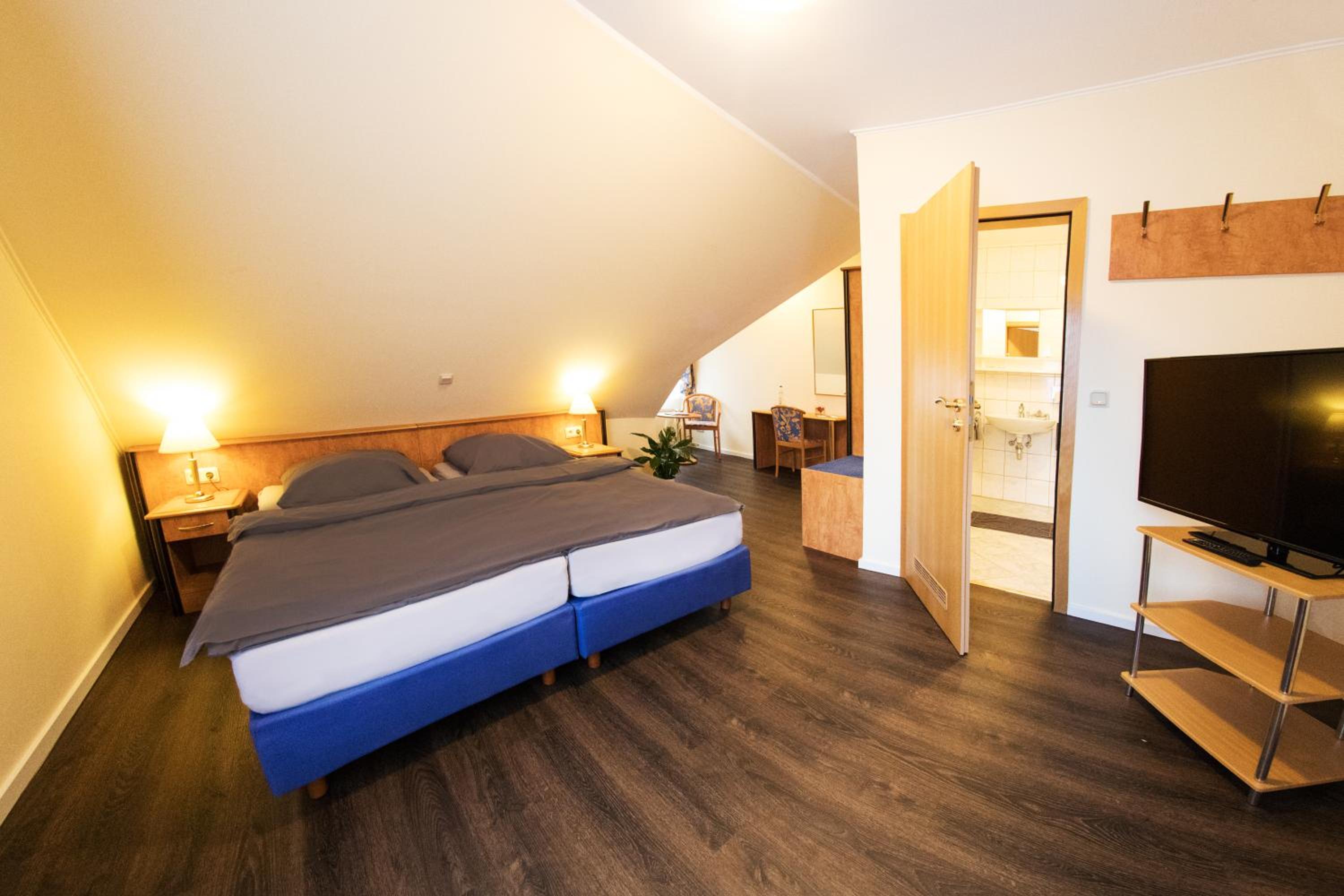 Deluxe Double Room with Bath - Photo 7
