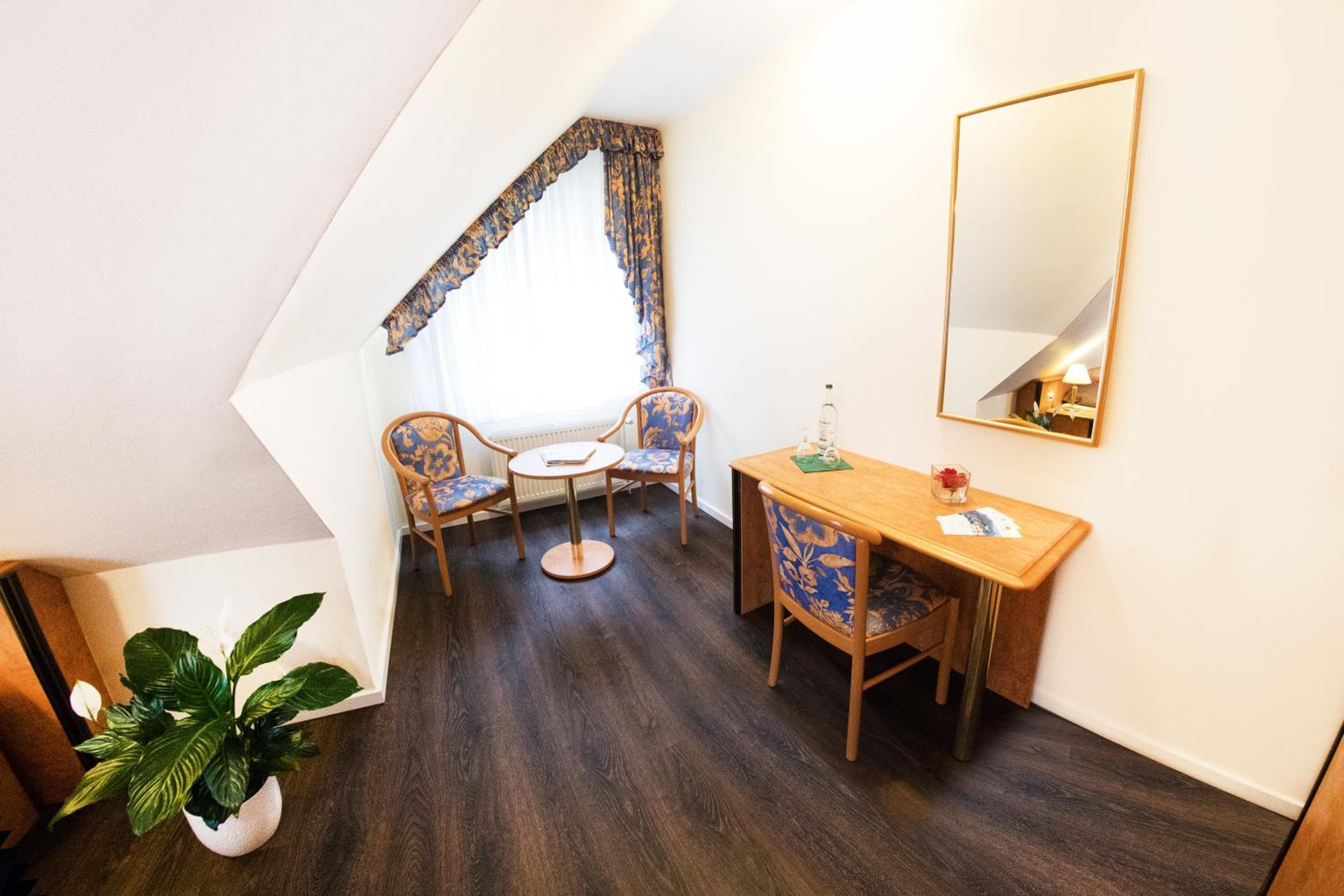 Deluxe Double Room with Bath - Photo 6