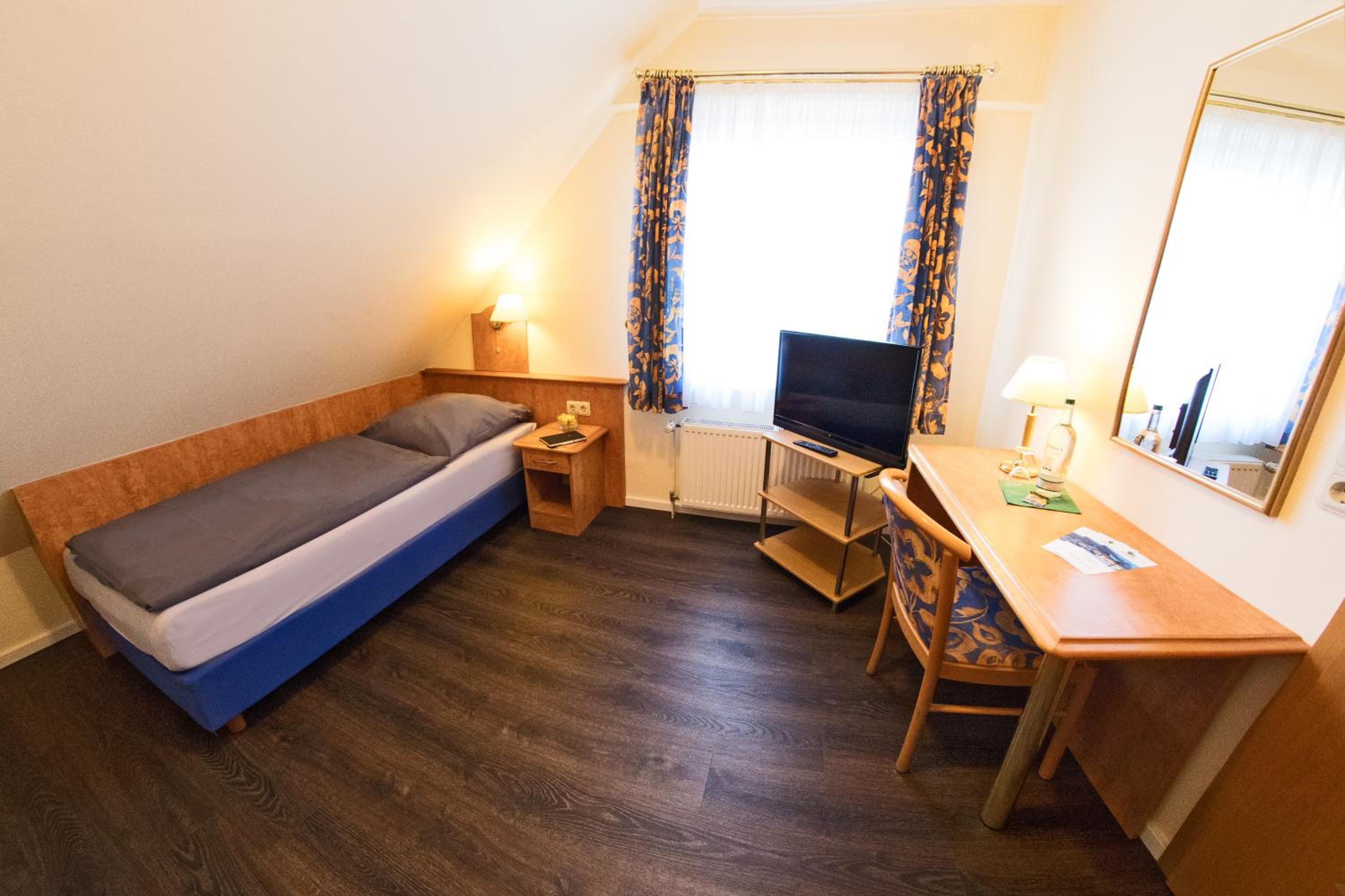Single Room with Bathroom photo 3