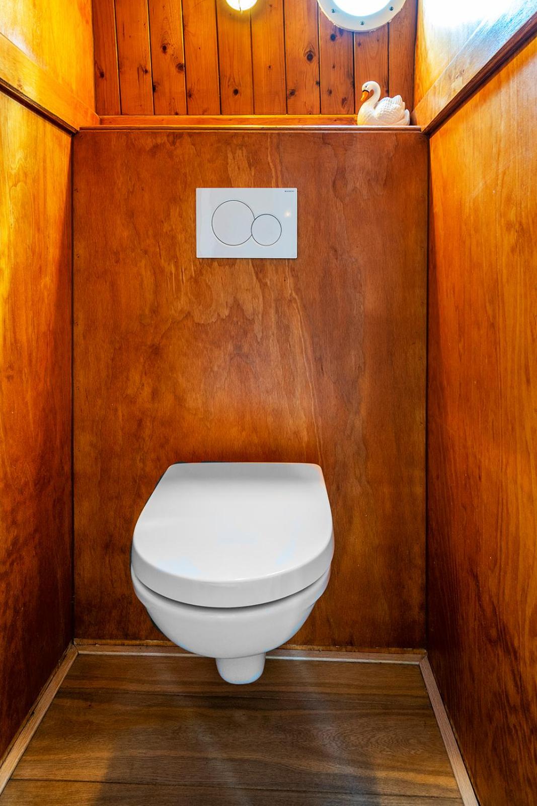 Two-Bedroom Apartment with Shower  photo 2