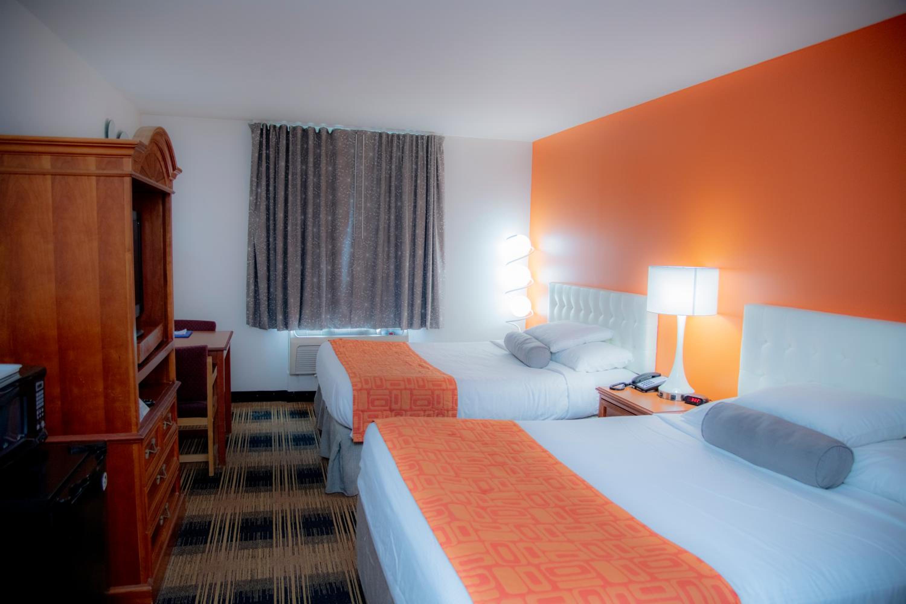 Queen Room with Two Queen Beds - Non-Smoking - Photo 3