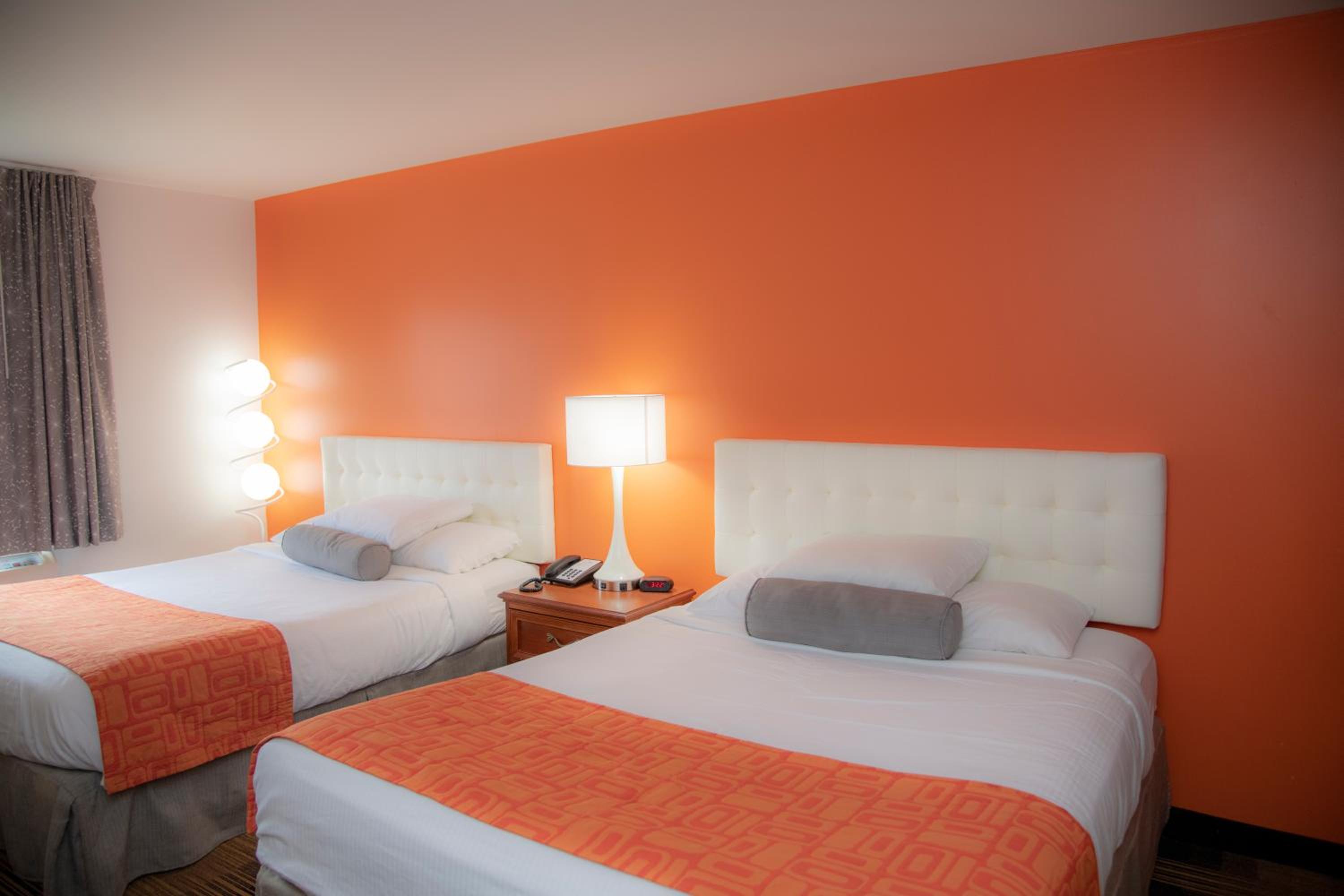 Queen Room with Two Queen Beds - Non-Smoking - Photo 10