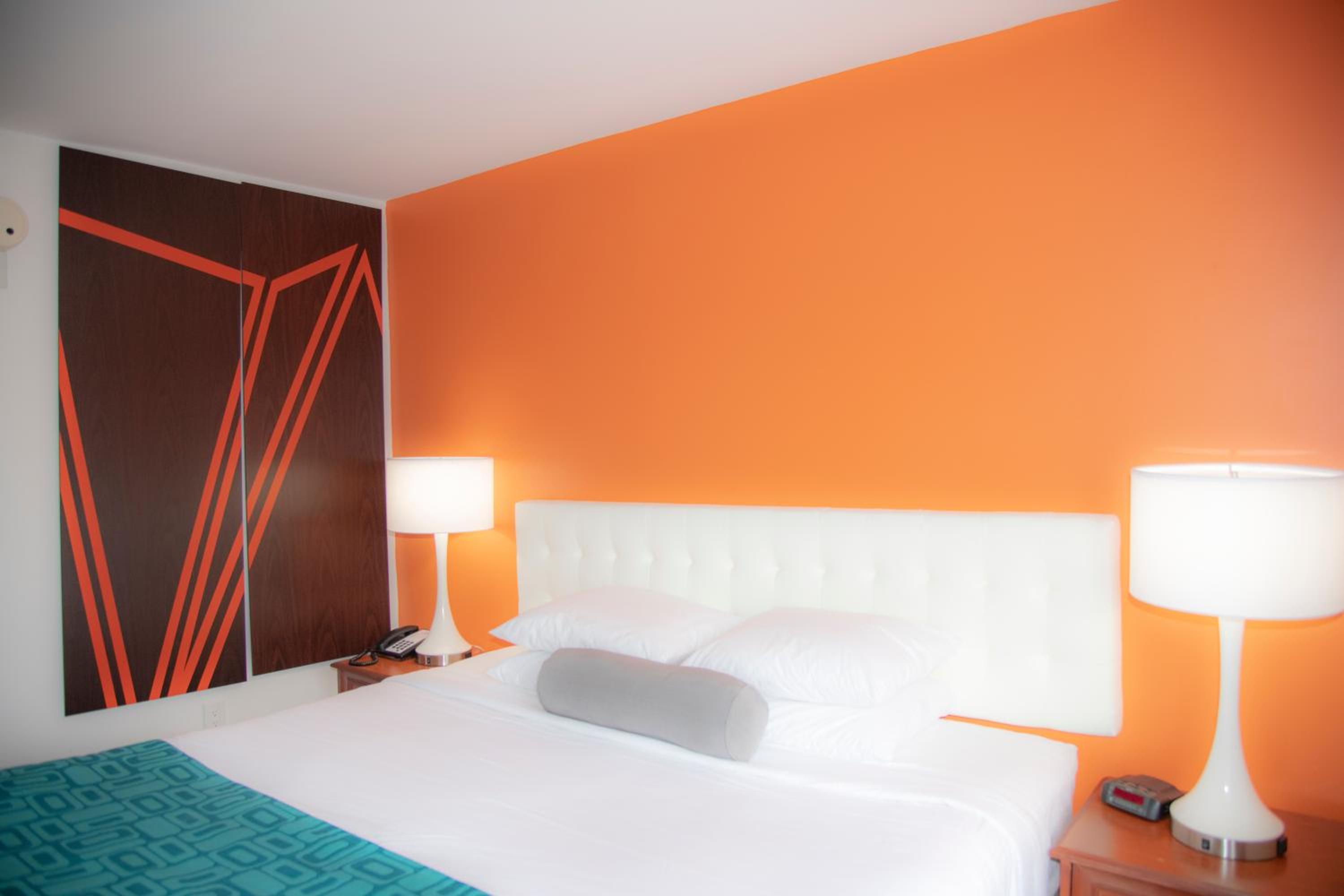 King Room - Non-Smoking - Photo 9