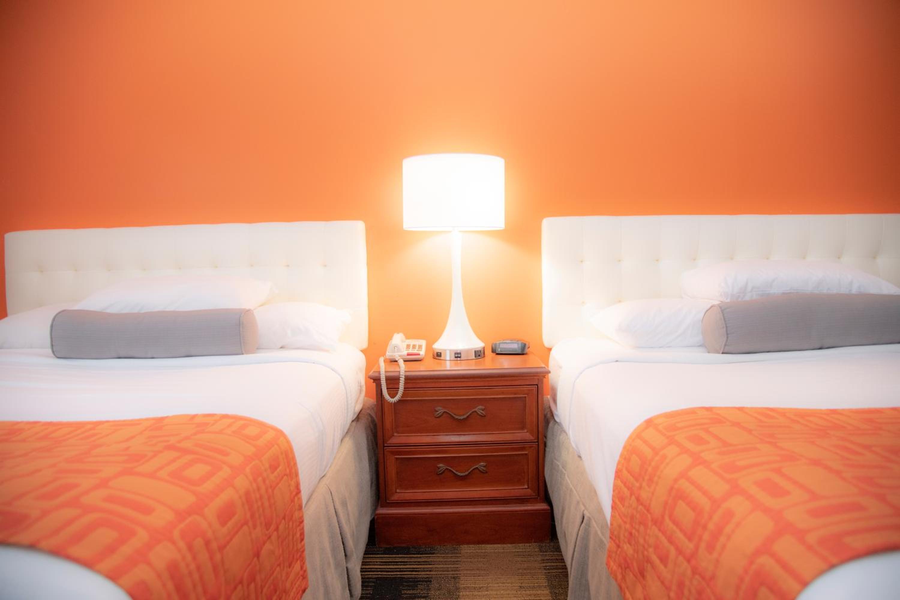 Queen Room with Two Queen Beds - Non-Smoking - Photo 8