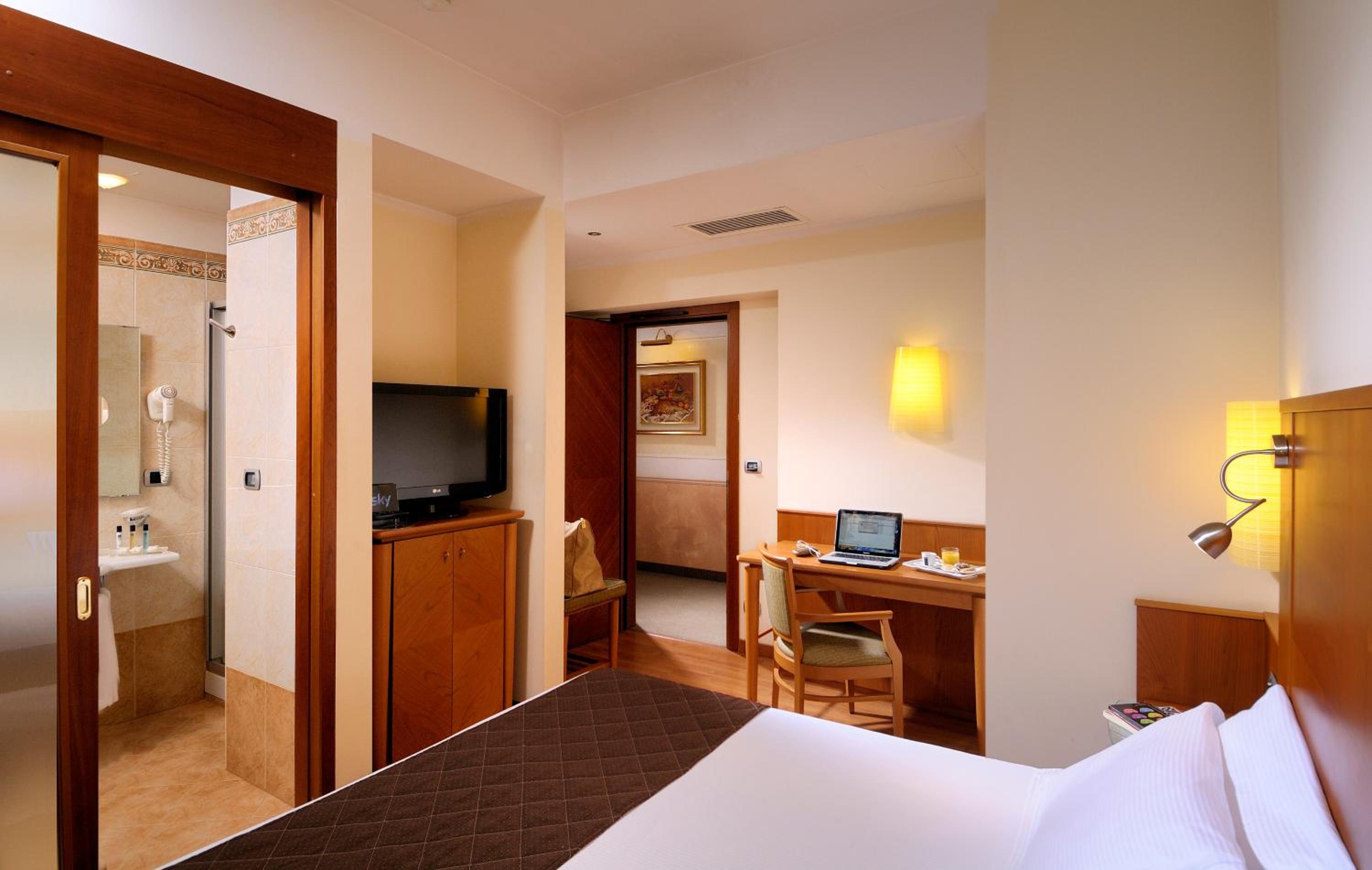 Standard Double Room - Photo 8