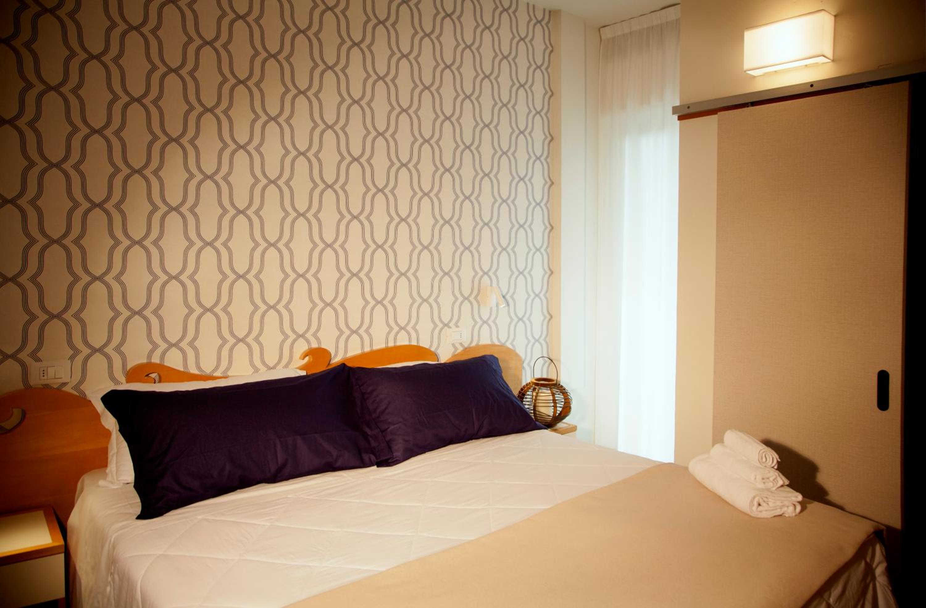 Classic Double or Twin Room with Sea View - Photo 3
