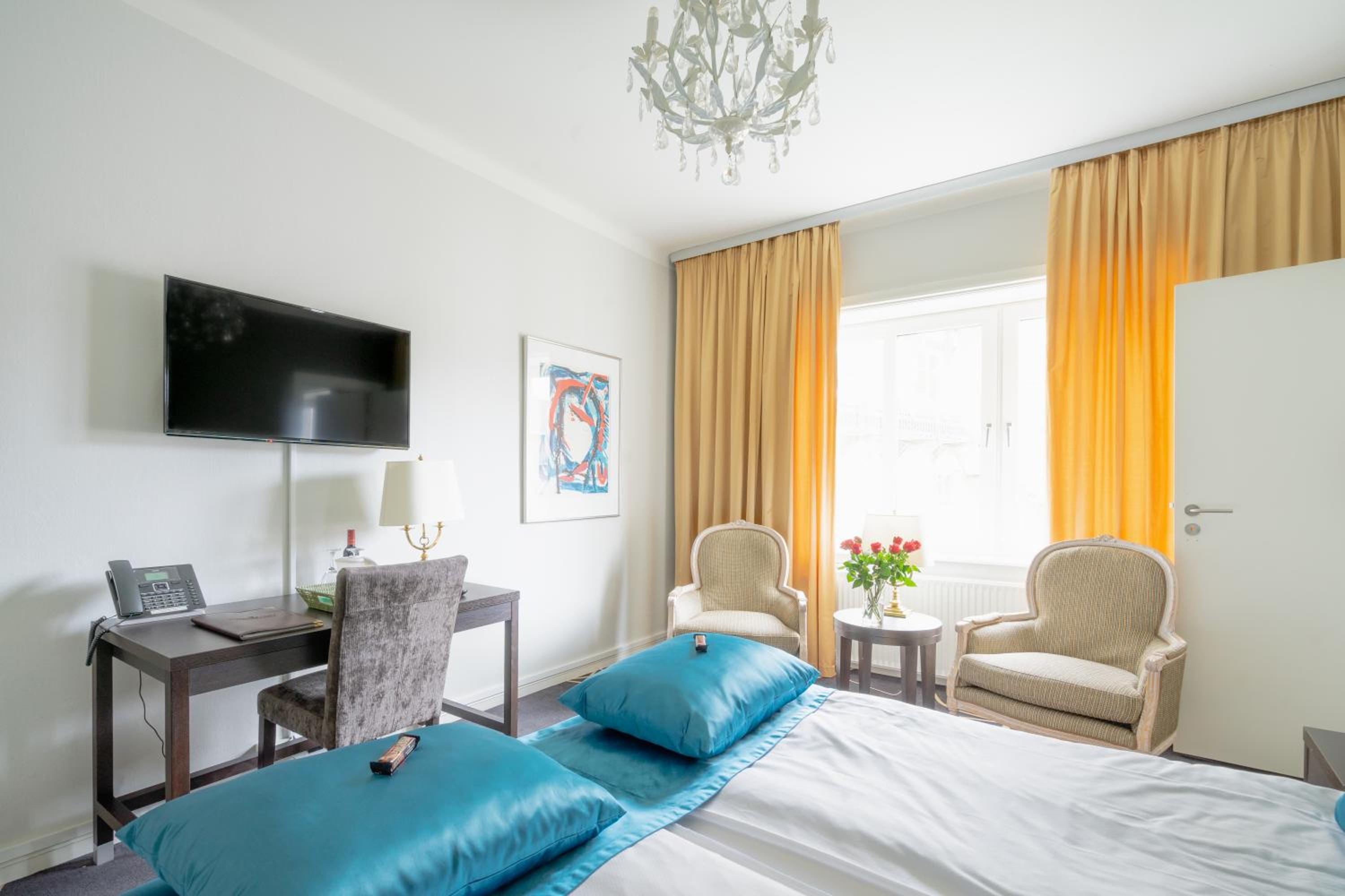 Suite - Photo 1