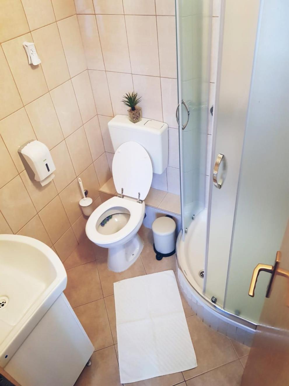Double Room with Balcony - Photo 18