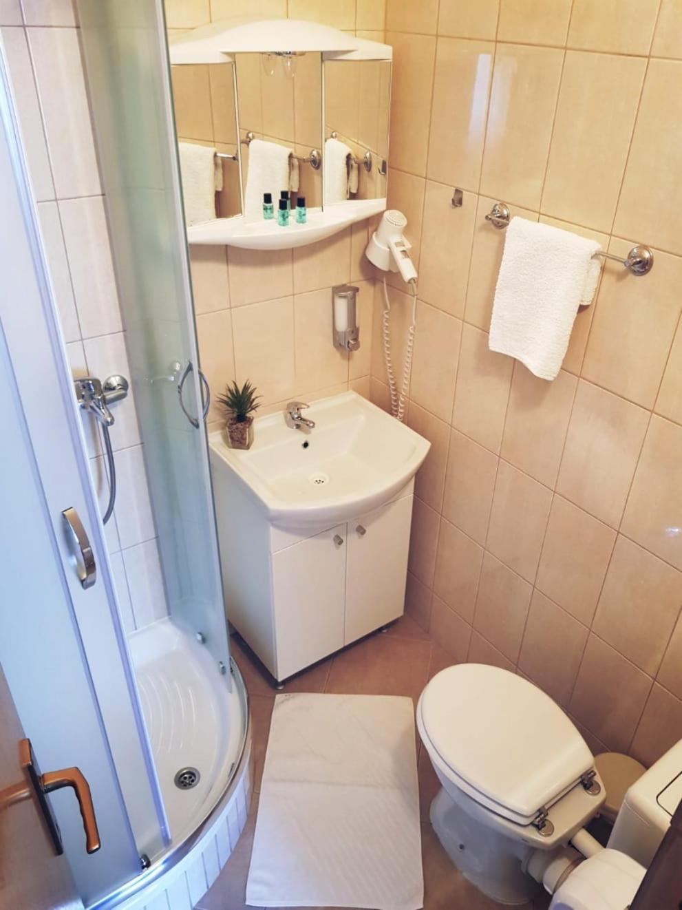 Double Room - Photo 15