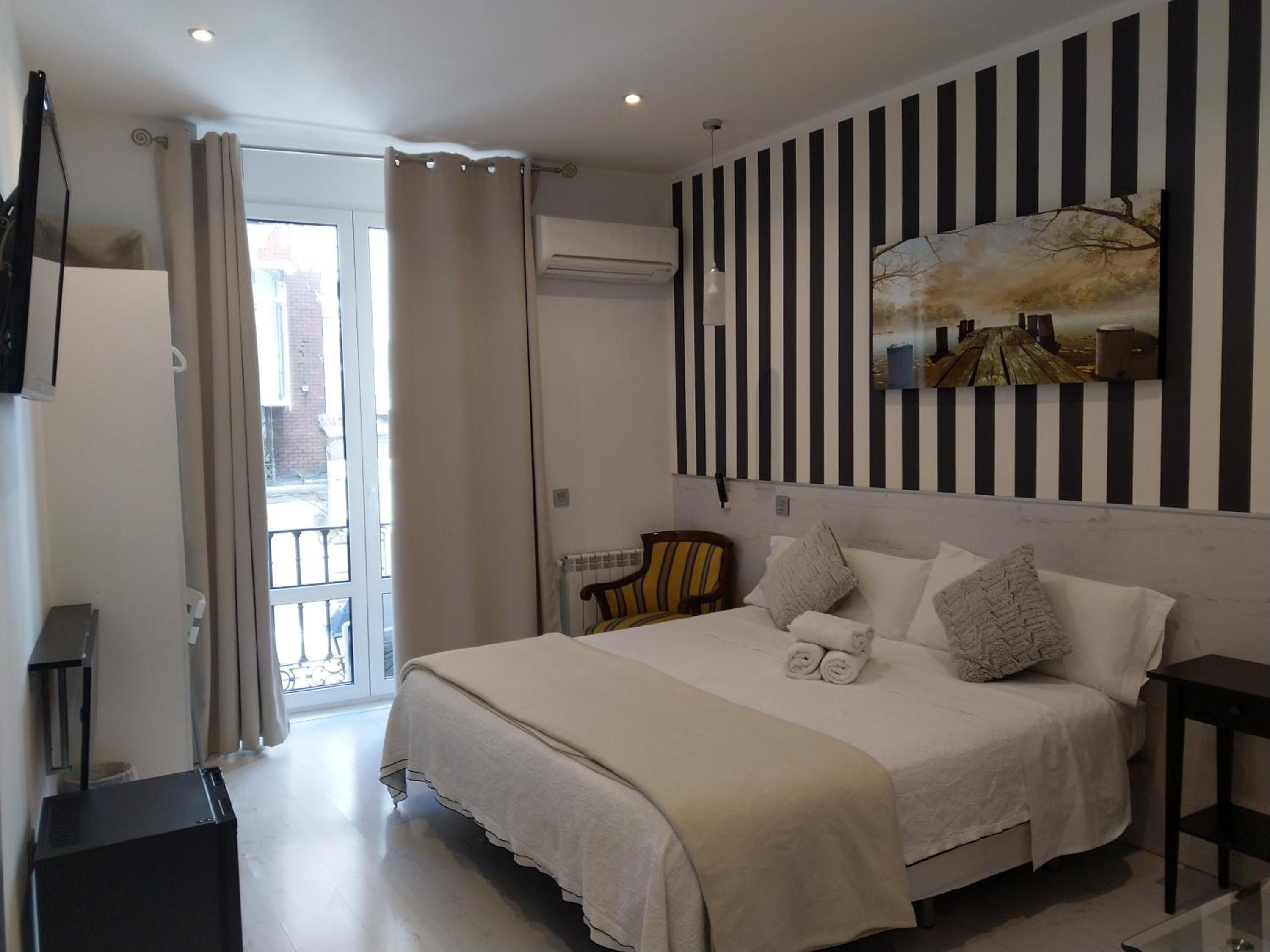Deluxe Double Room with City View photo 2