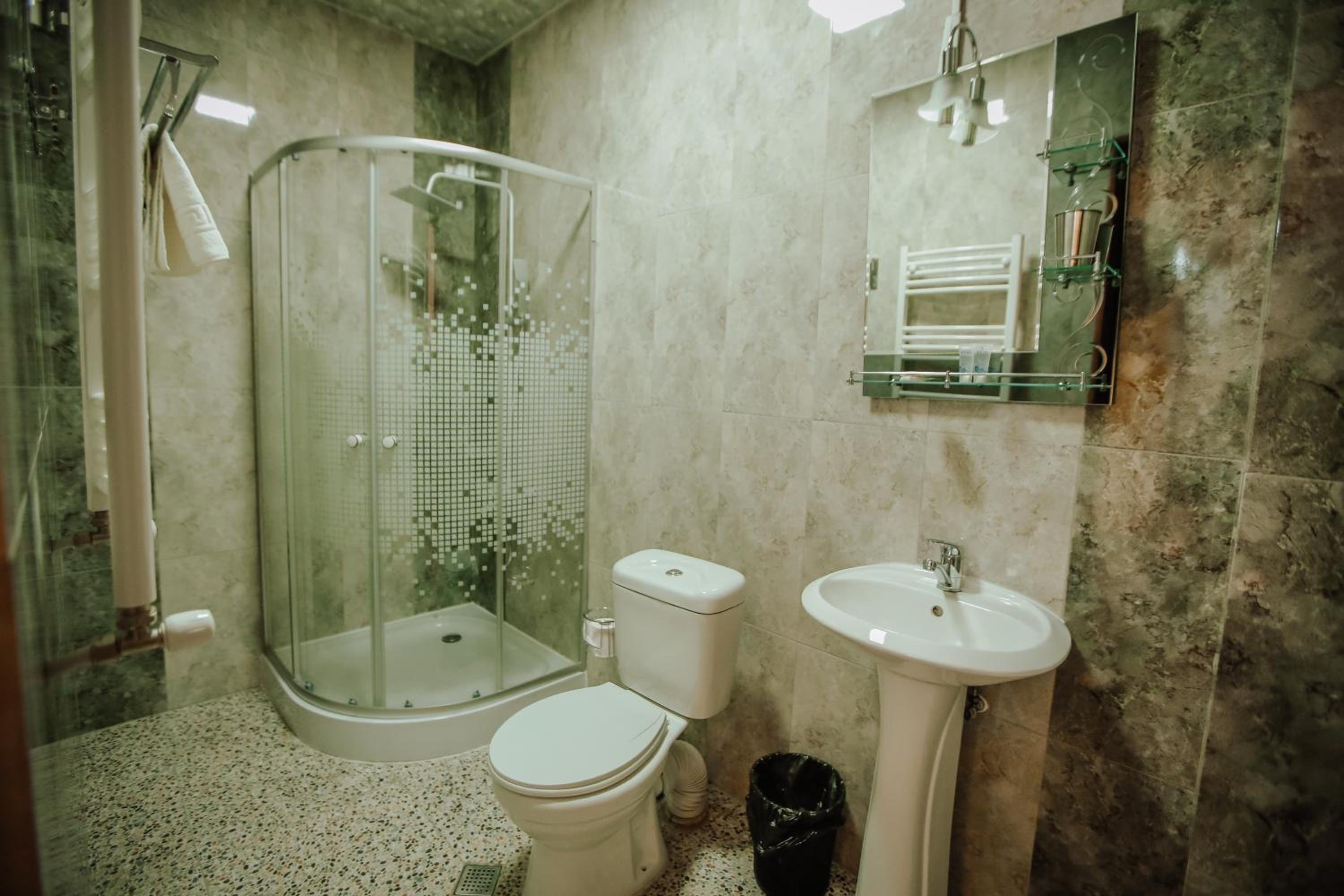 Standard King Room - Photo 9