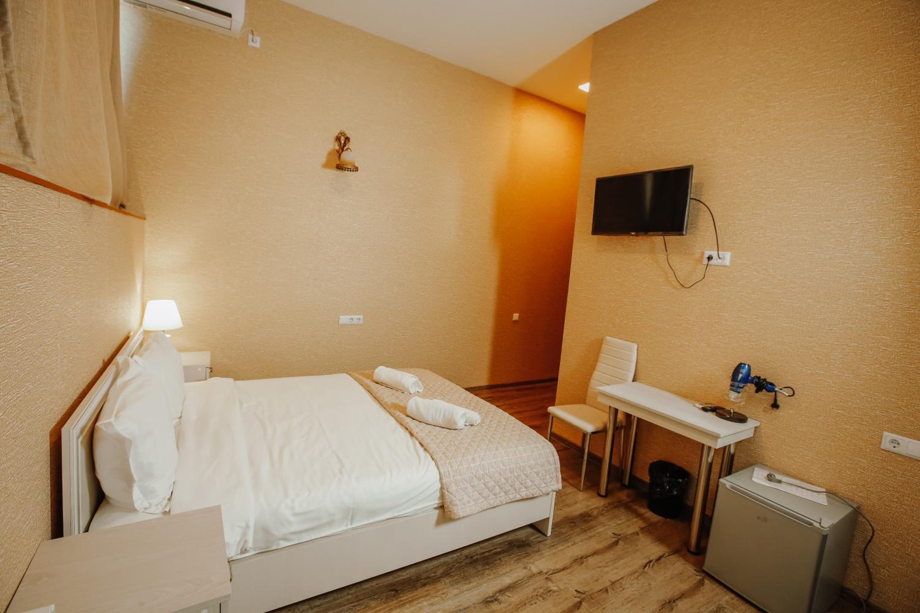 Standard King Room - Photo 7