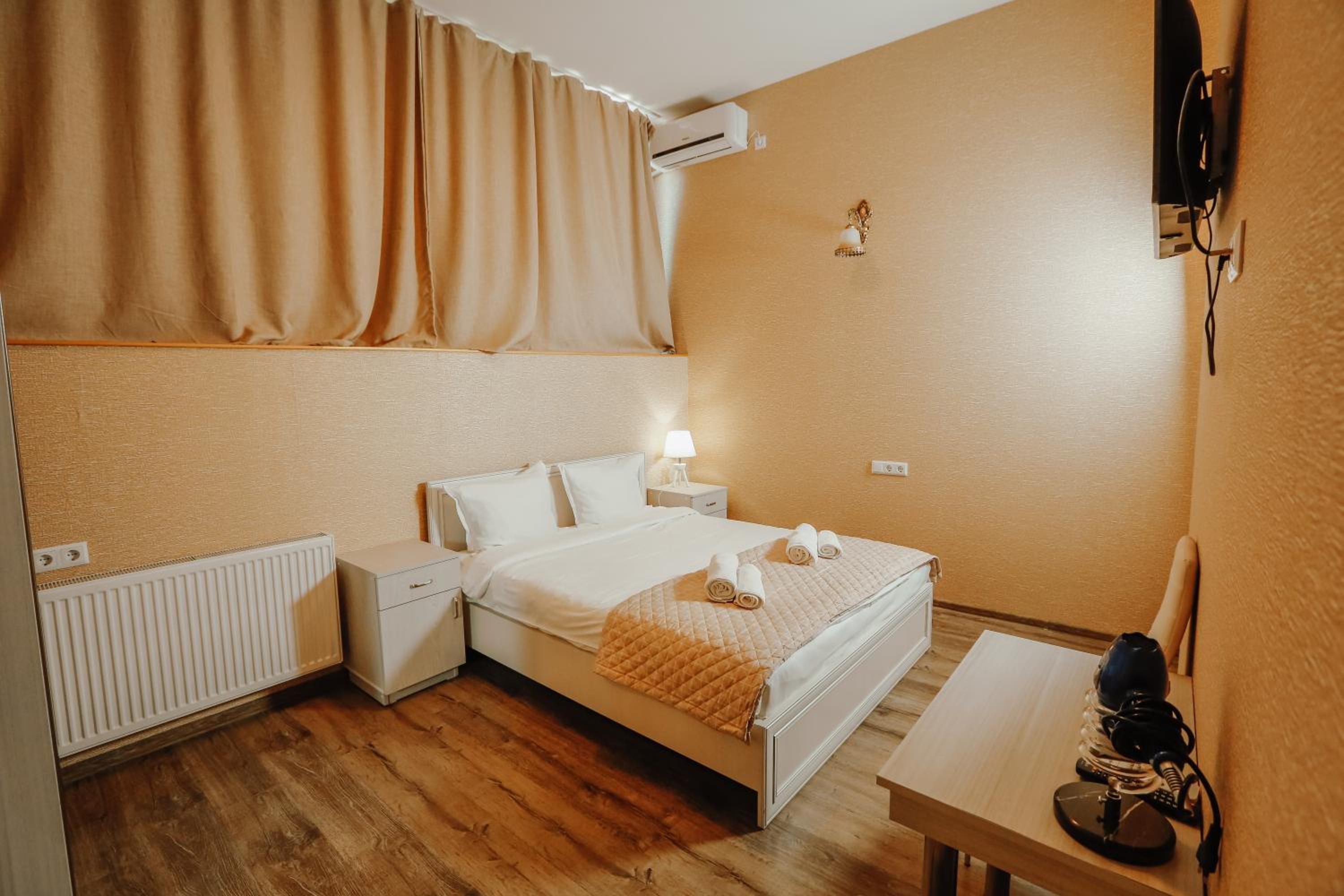 Standard King Room - Photo 8