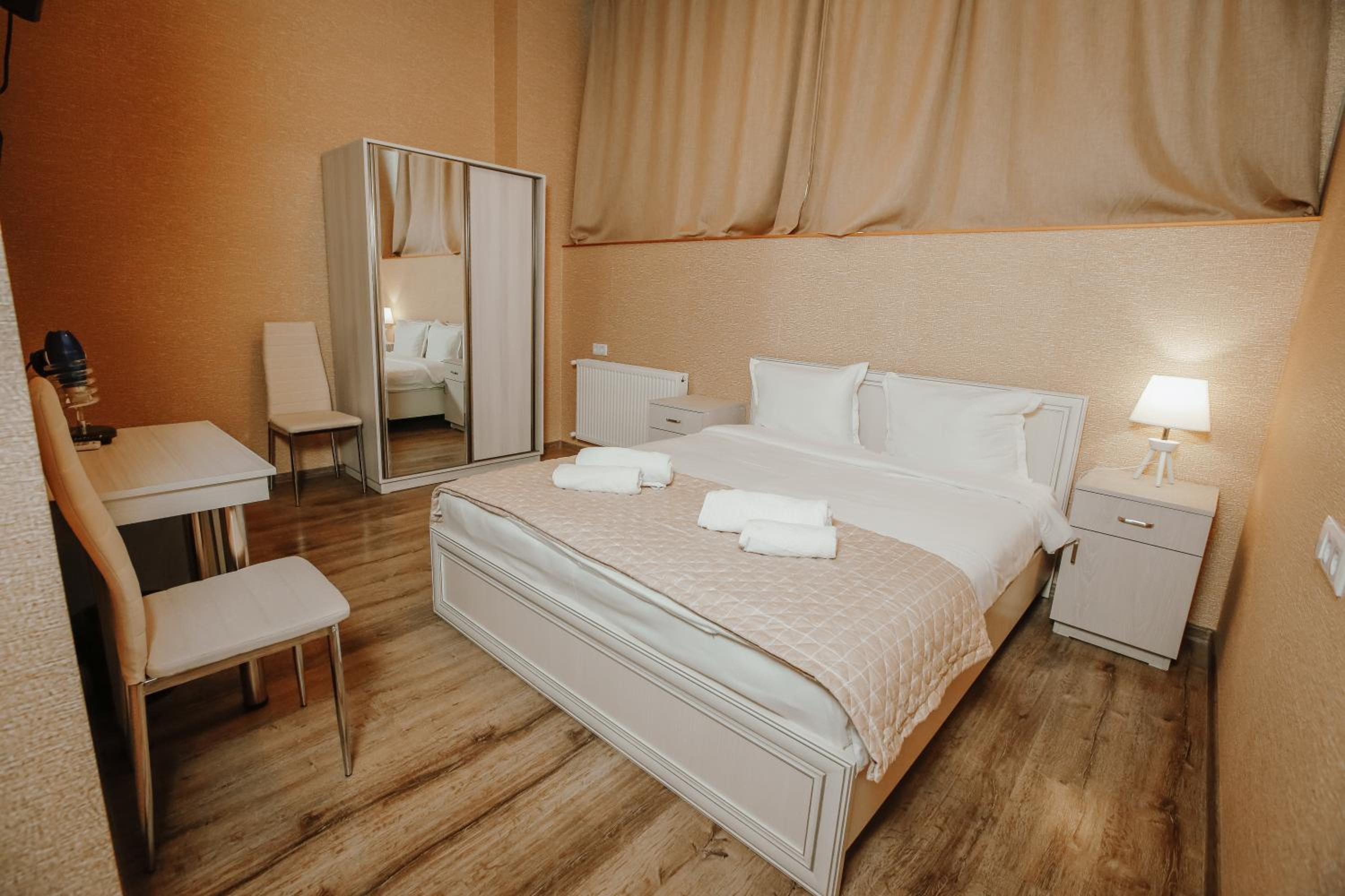 Standard King Room - Photo 10