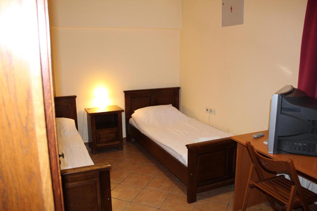 Budget Double Room - Photo 14