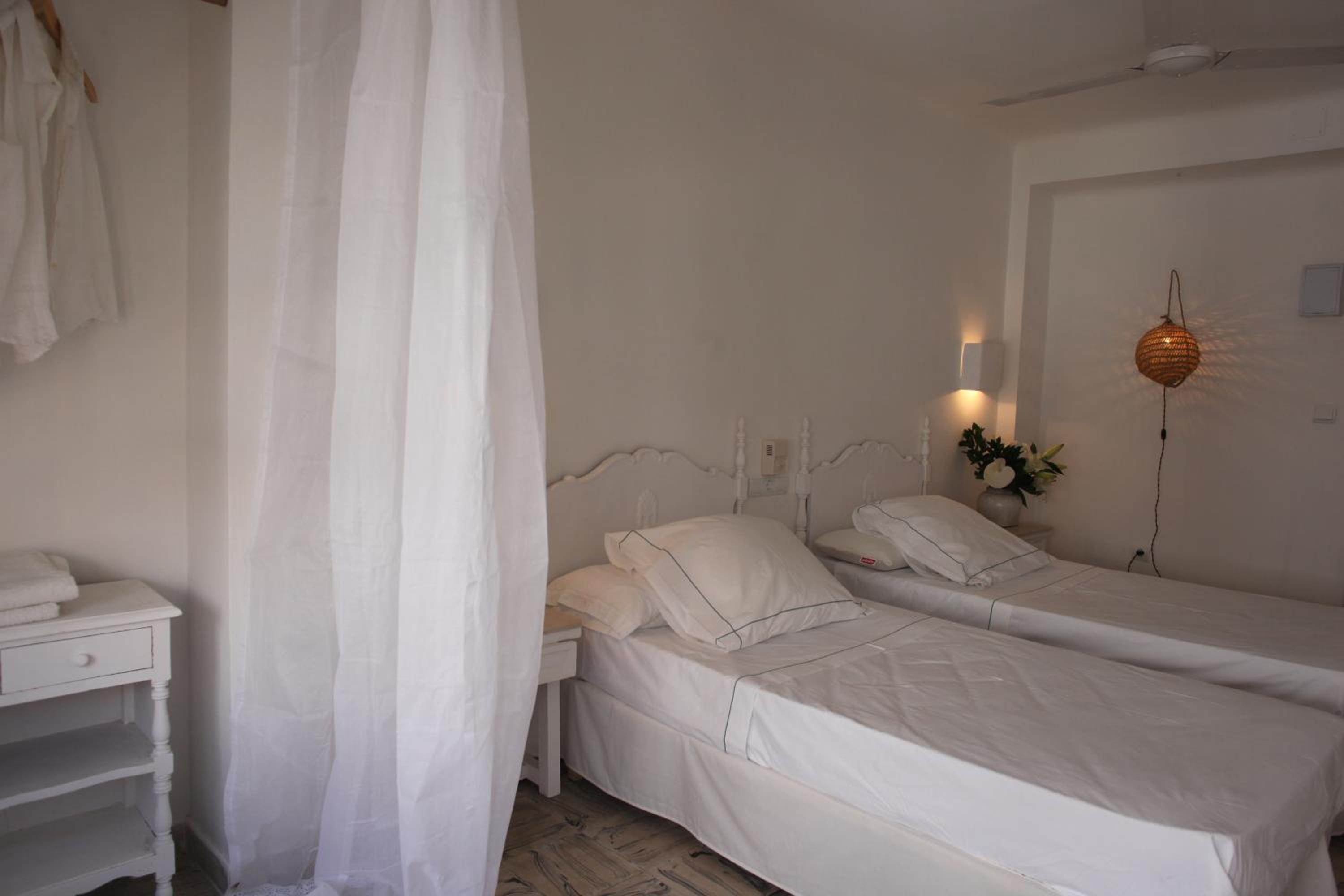 Standard Double Room with Shared Bathroom photo 2