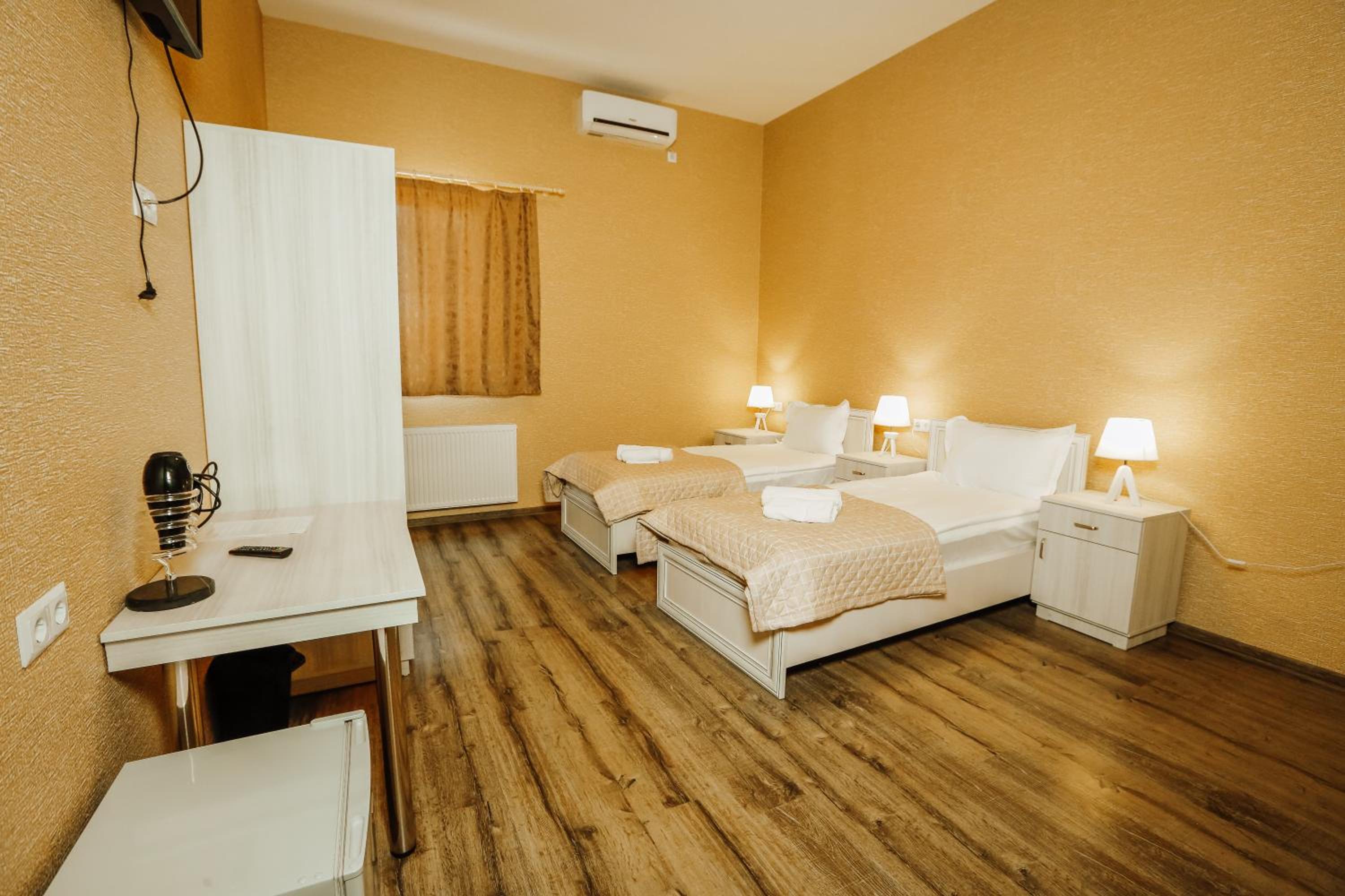 Standard Twin Room - Photo 1