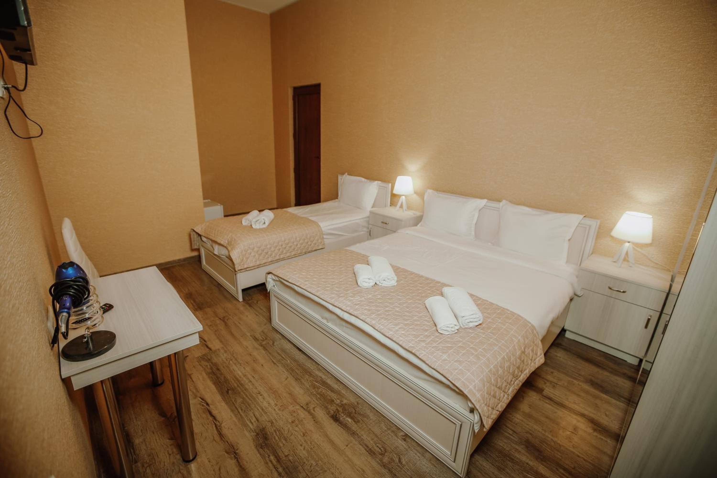 Double Room with Extra Bed - Photo 2