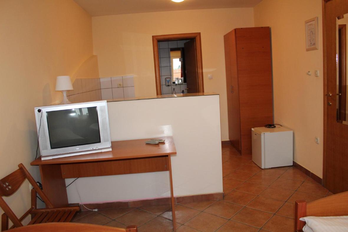 Budget Triple Room - Photo 5
