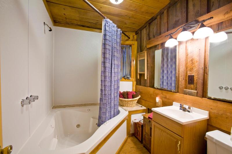 Suite with Hot Tub photo 2