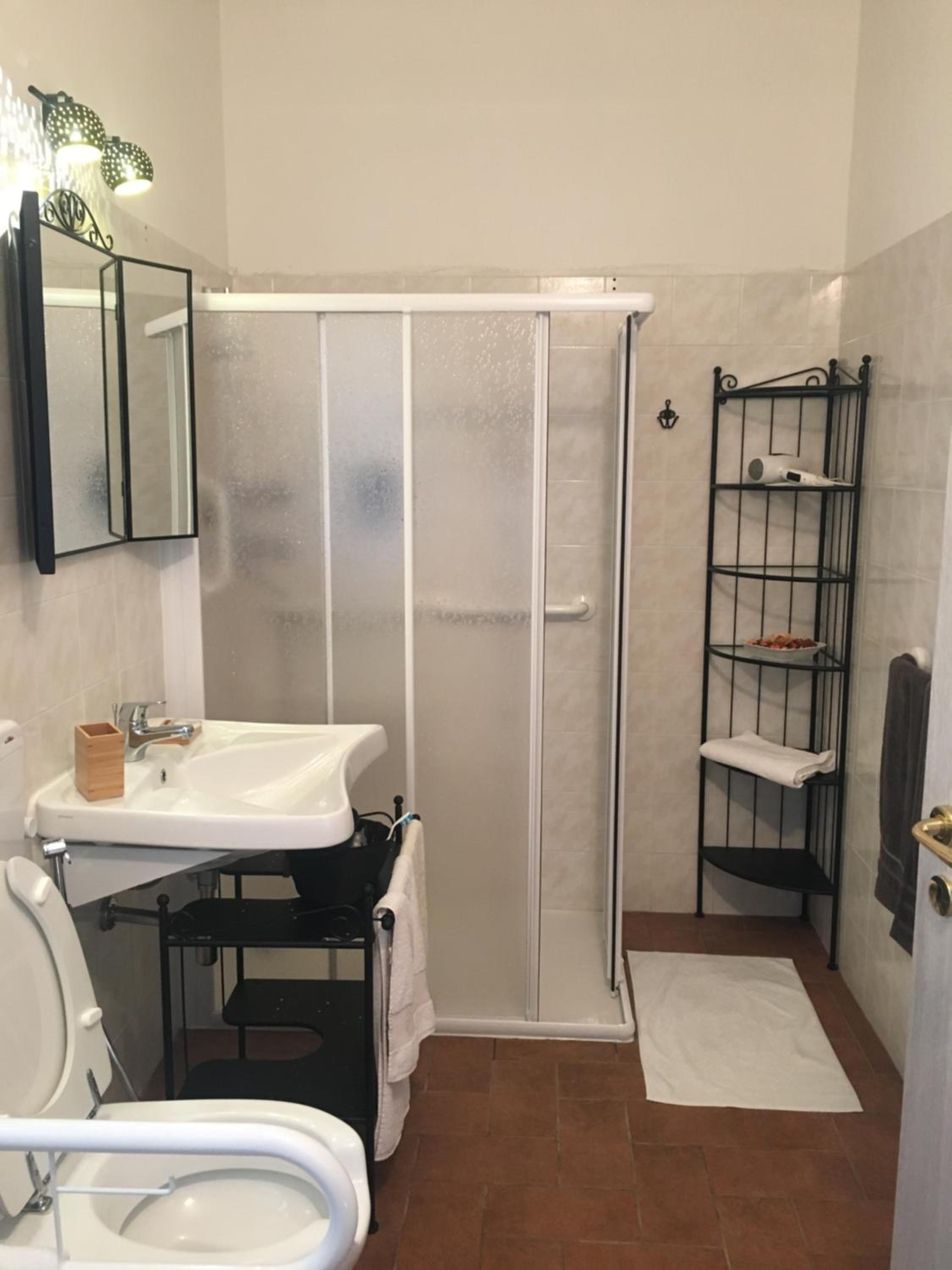 Double Room with Private Bathroom - Photo 11