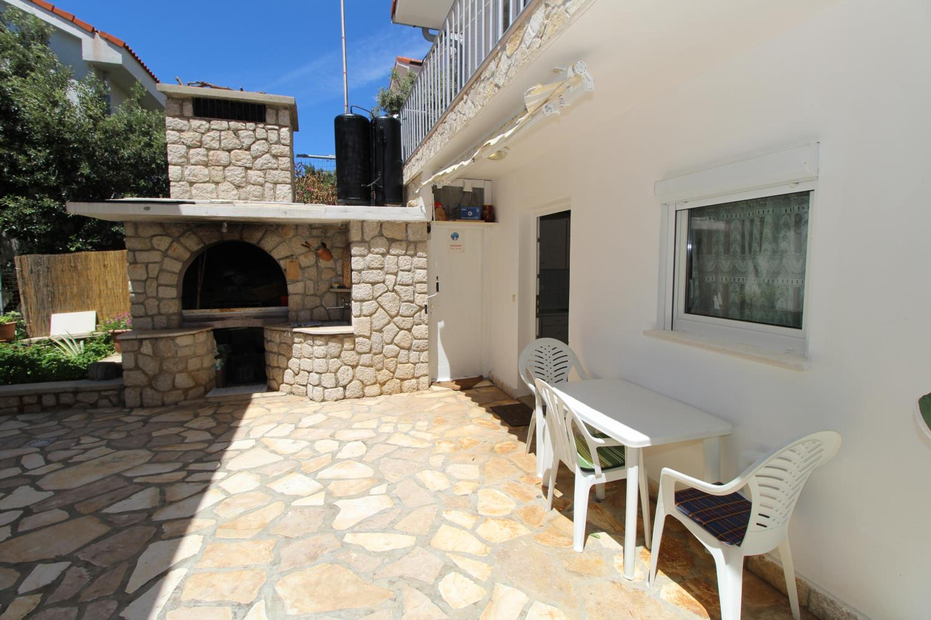 Studio Apartment - Photo 30