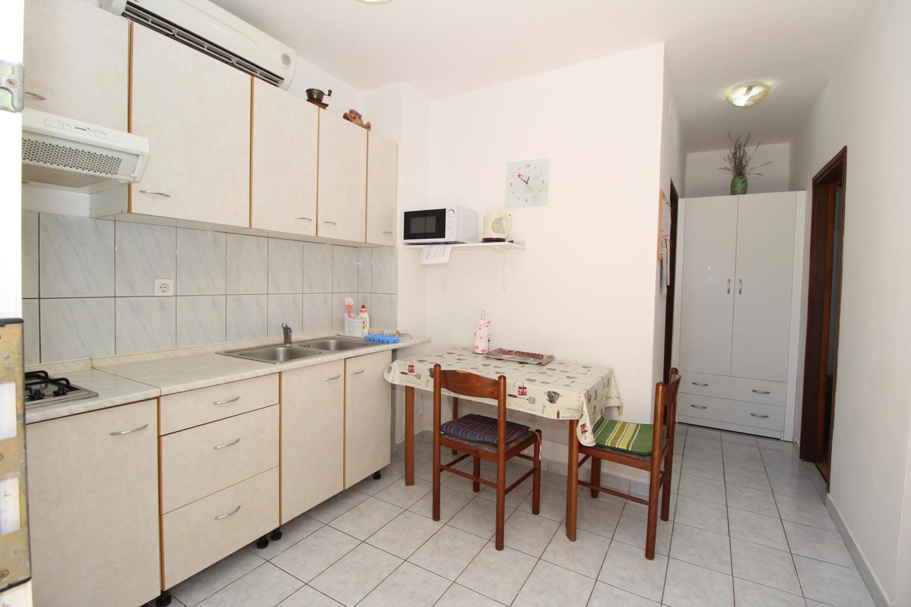 Studio Apartment - Photo 2