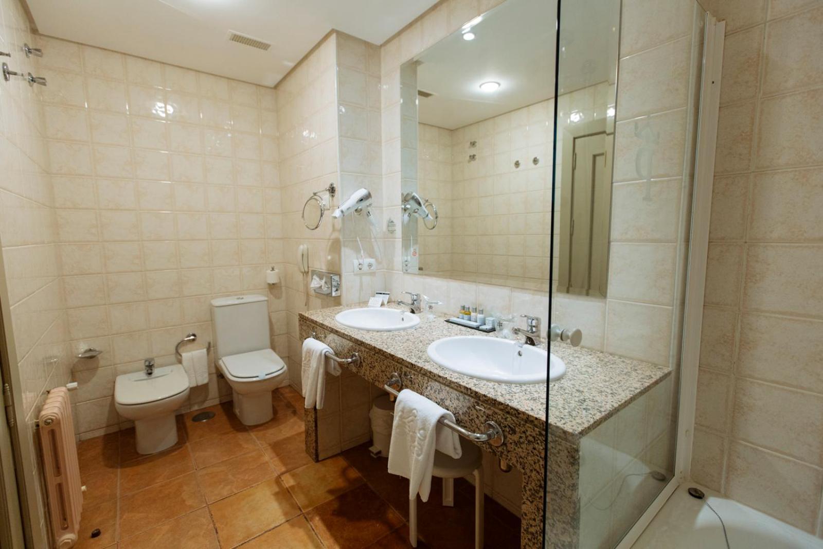 Standard Double Room - Photo 9