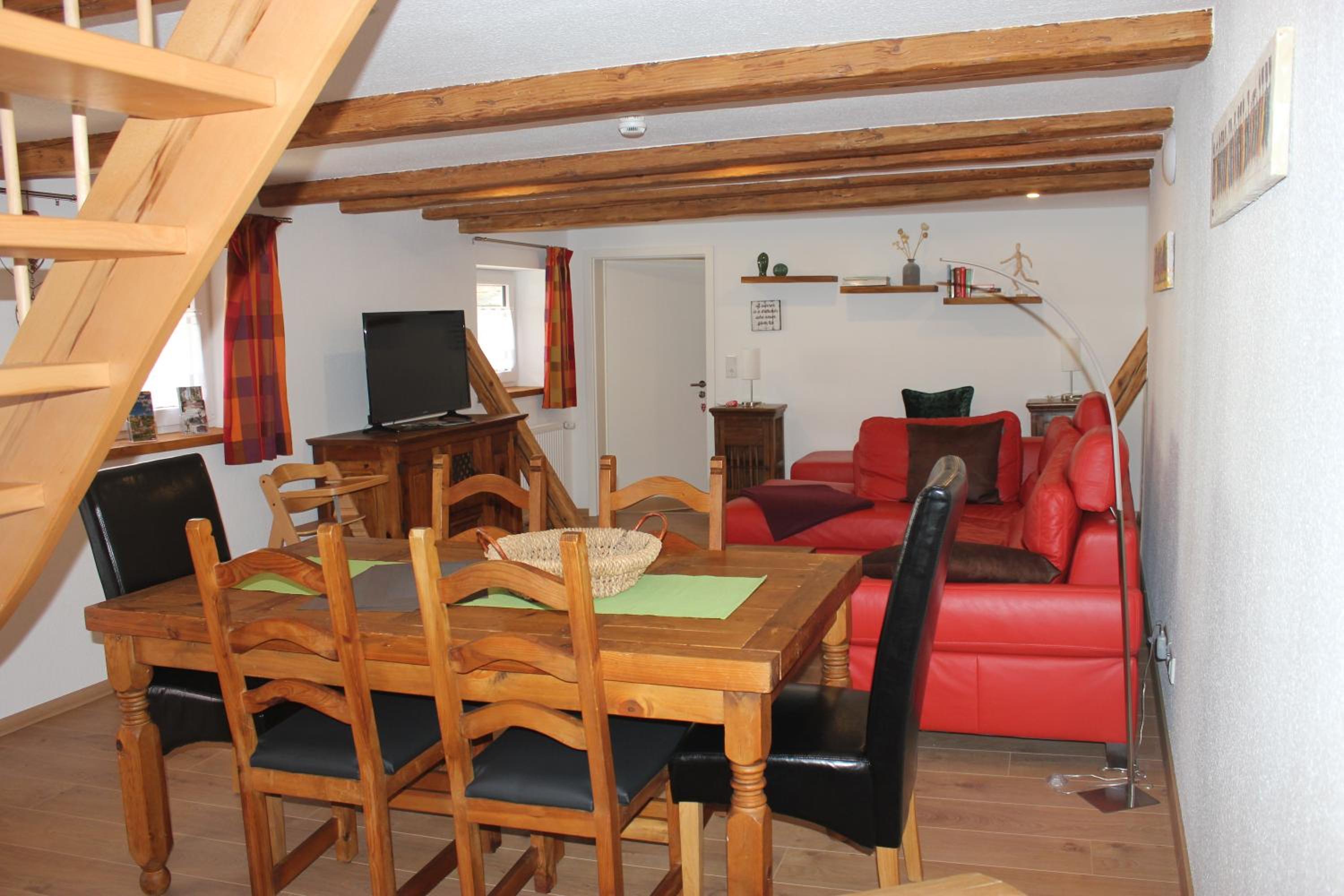 Three-Bedroom Apartment - Pass-through middle Bedroom
