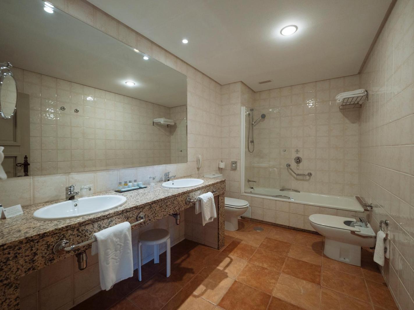 Standard Double Room - Photo 16