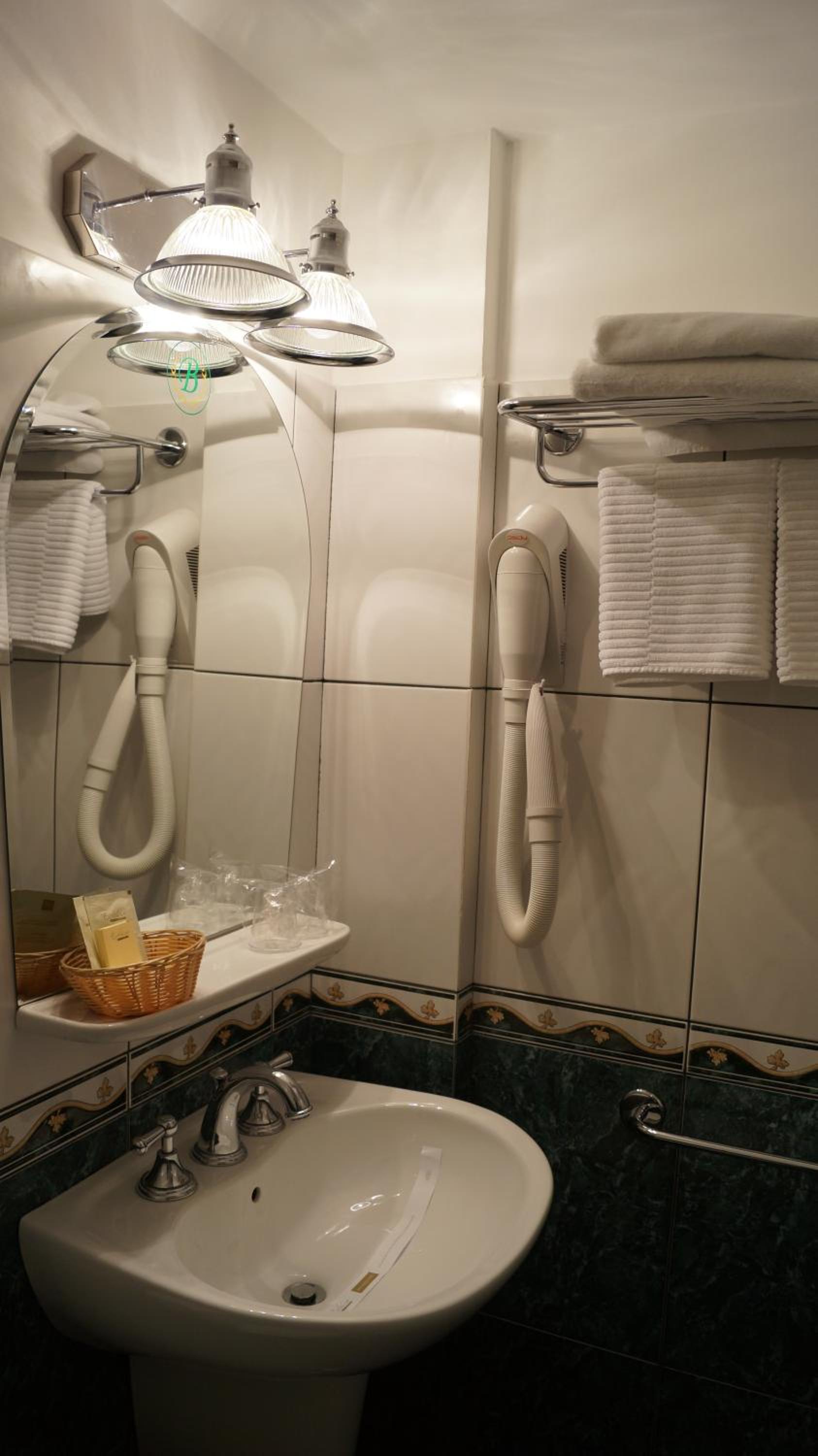 Standard Double Room - Photo 16