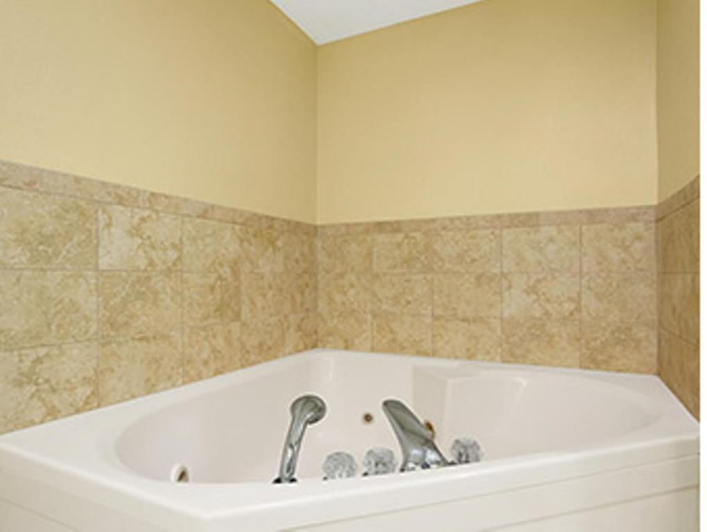 Deluxe King Room - Non-Smoking - Photo 2