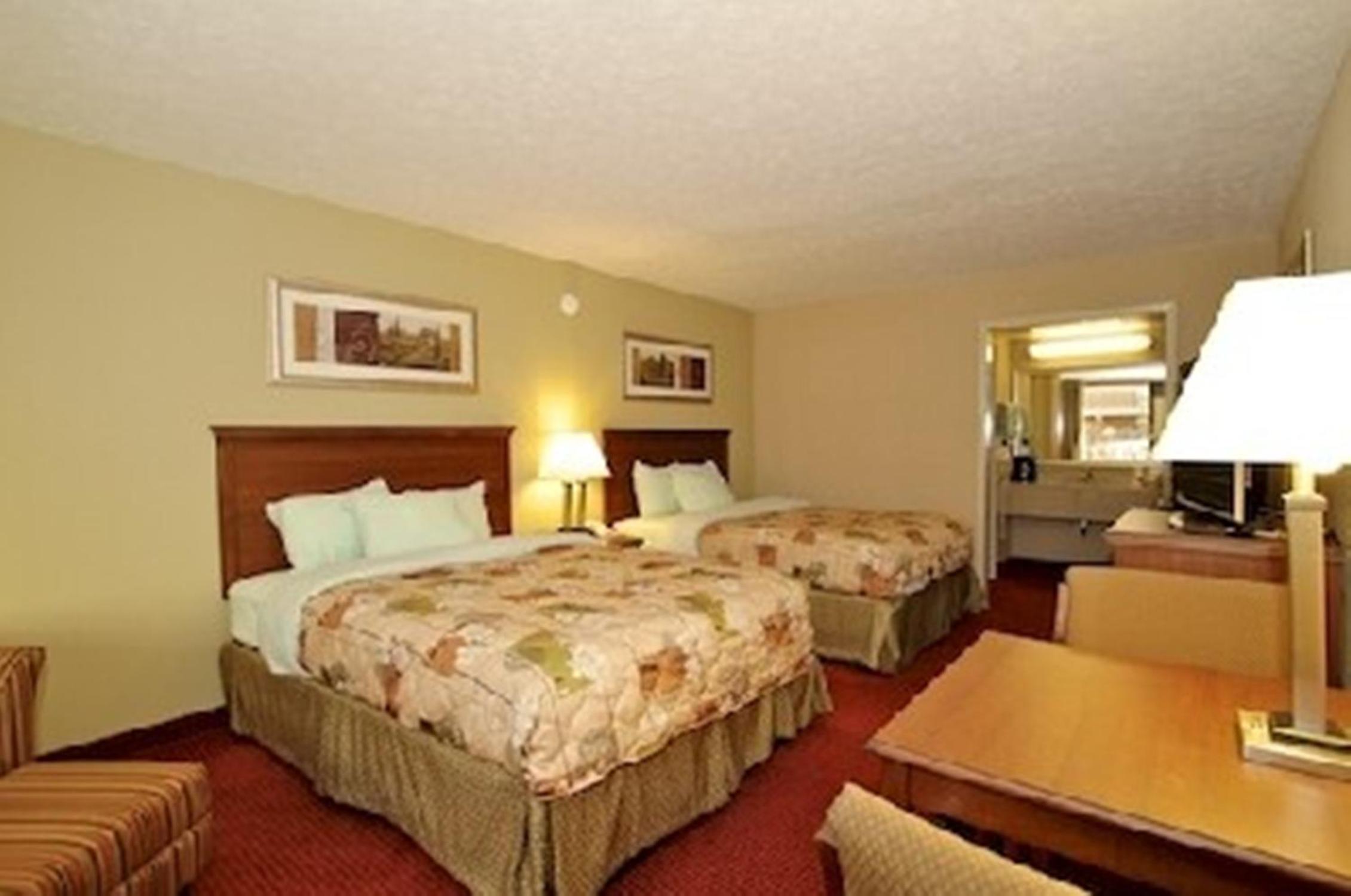 Queen Room with Two Queen Beds - Photo 2