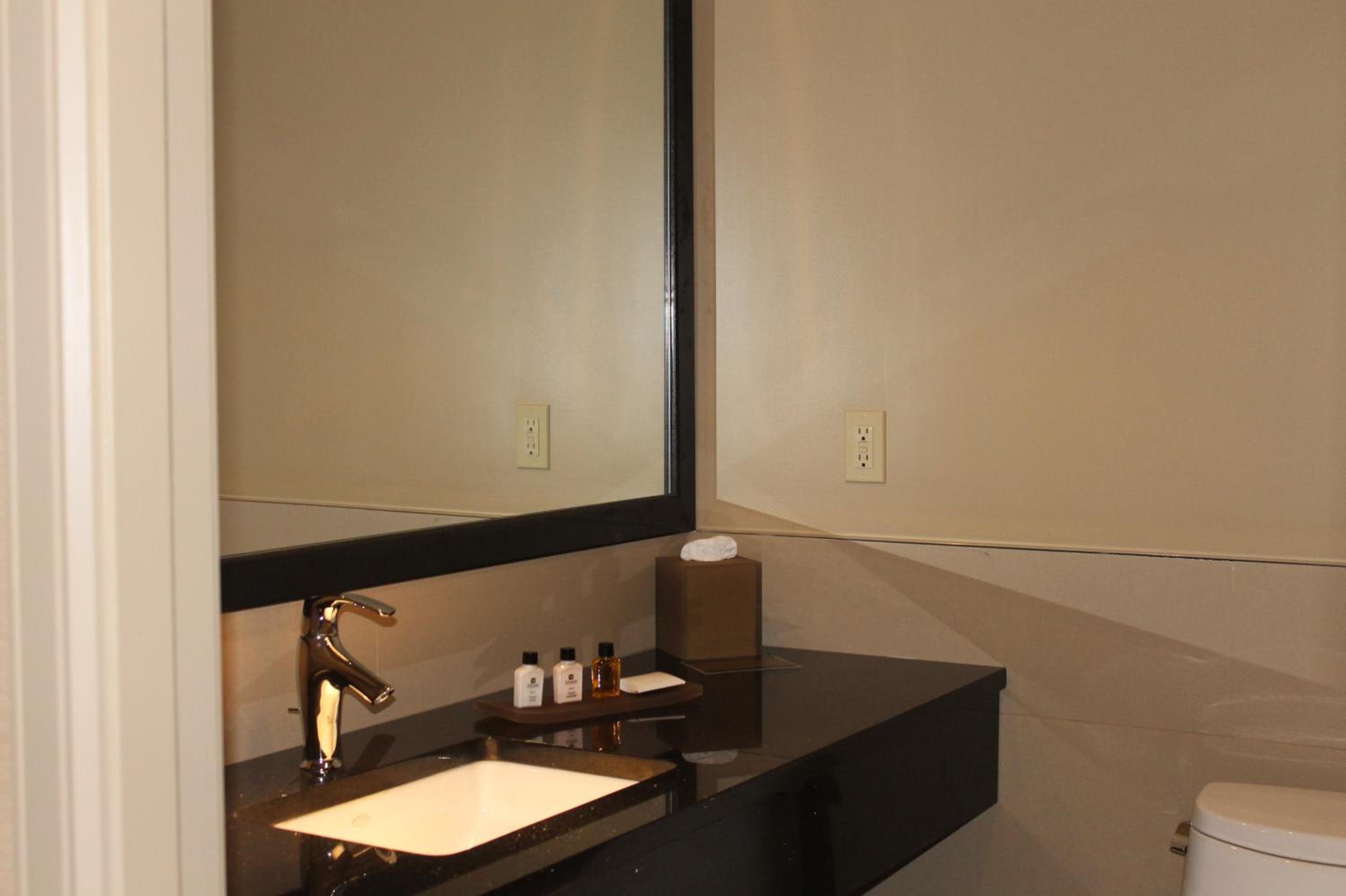 Deluxe Queen Room with Two Queen Beds photo 2