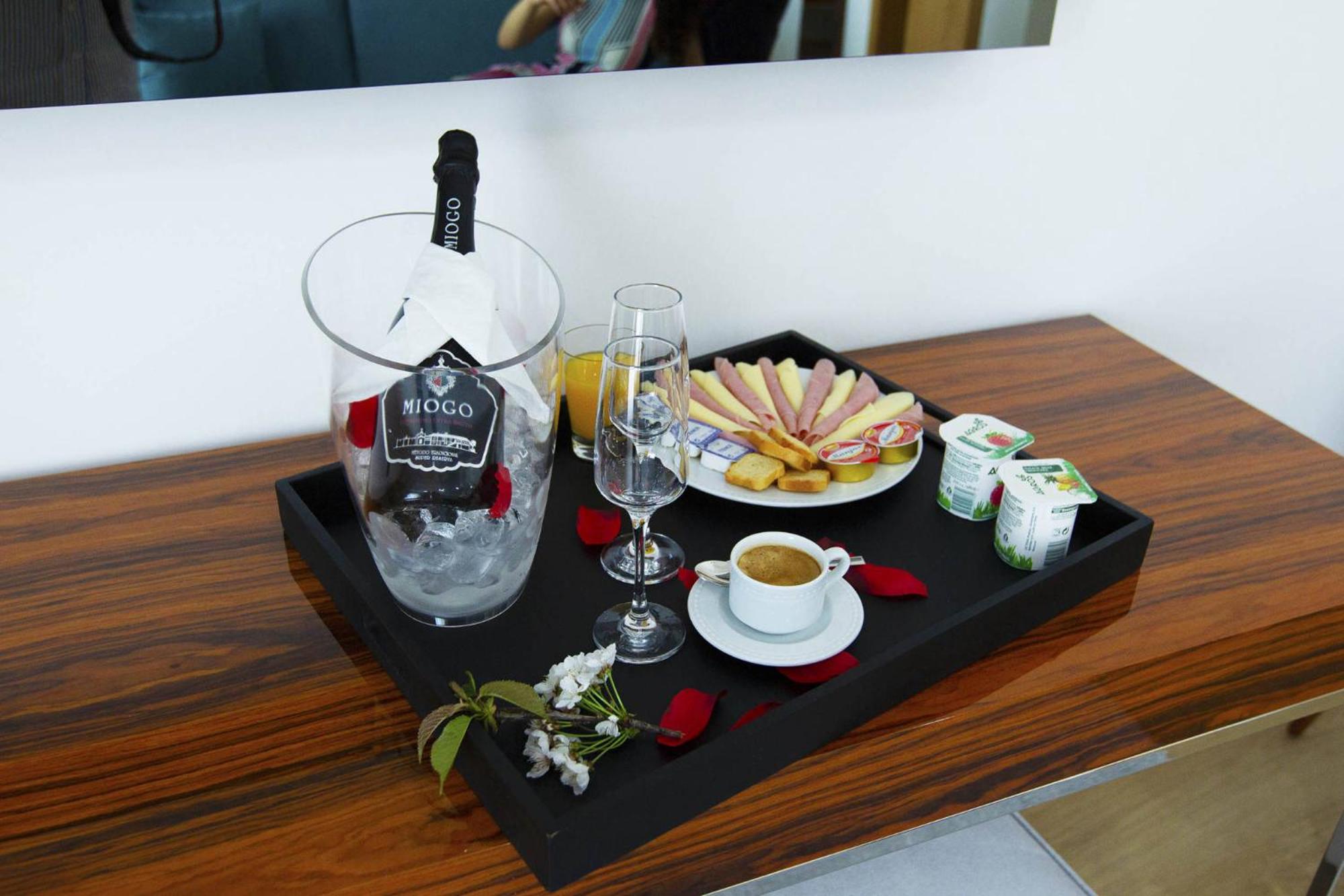 Deluxe King Suite with Balcony - Photo 3