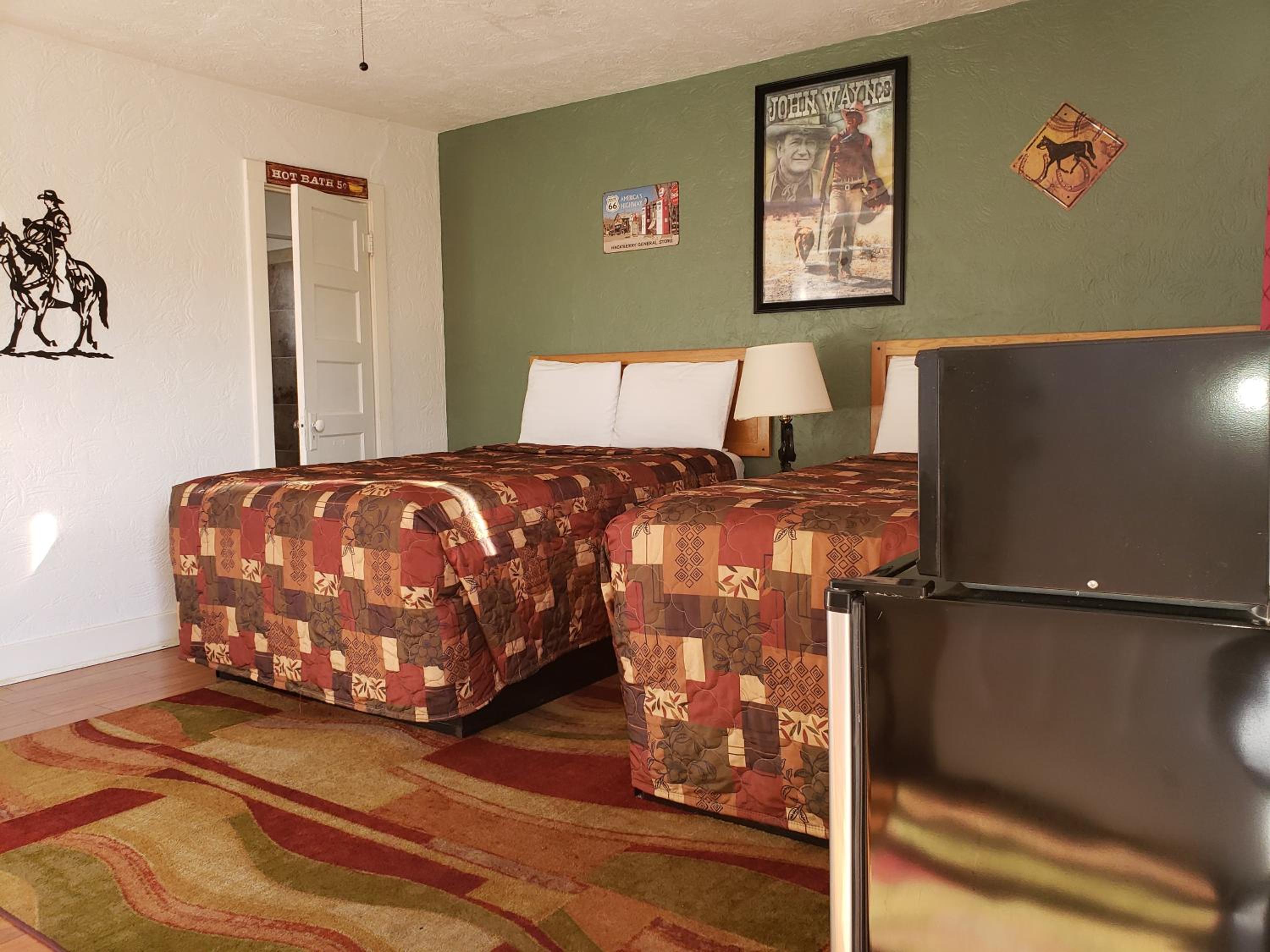 Room with Three Beds - Photo 5