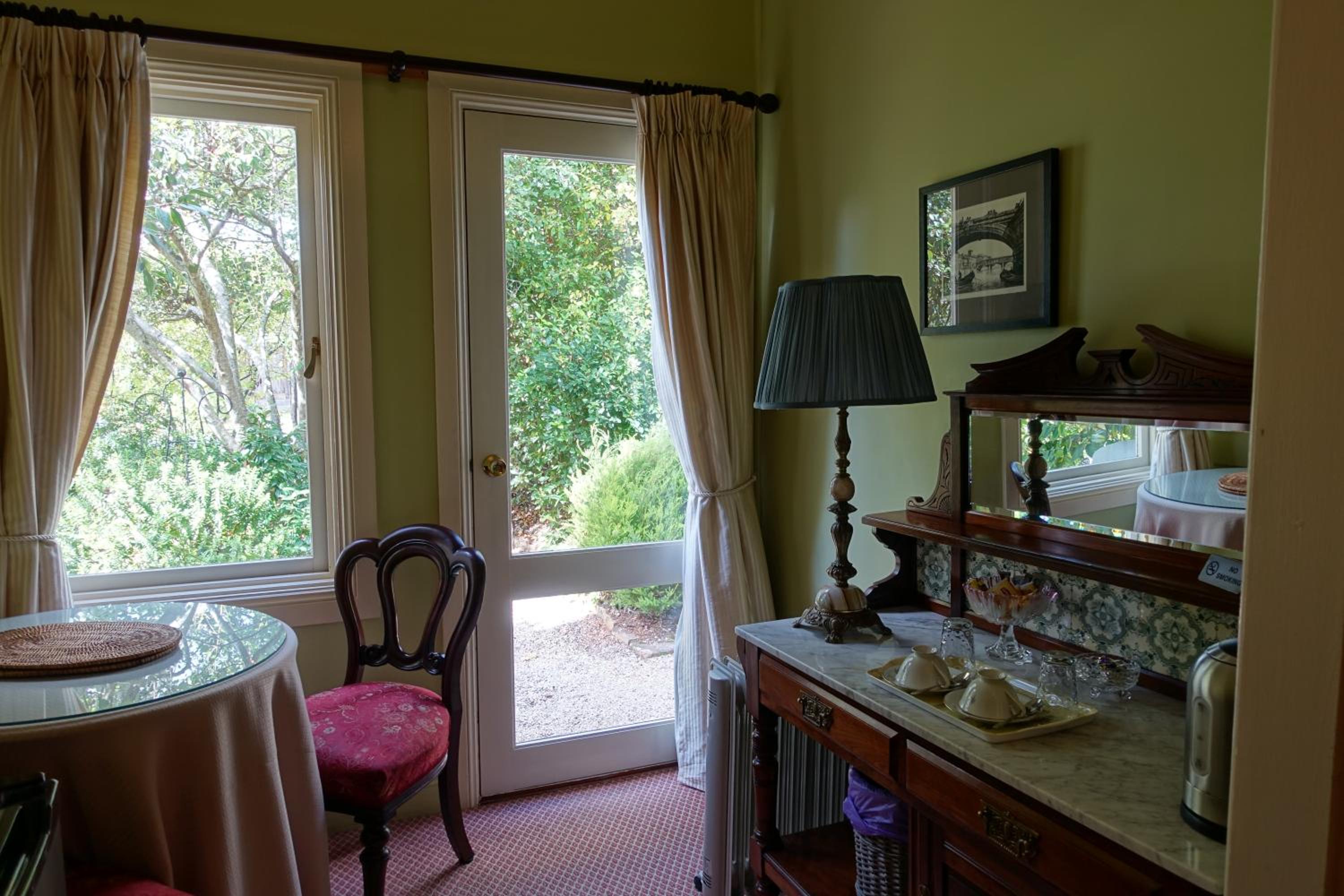 Deluxe Queen Suite with Spa Bath photo 1