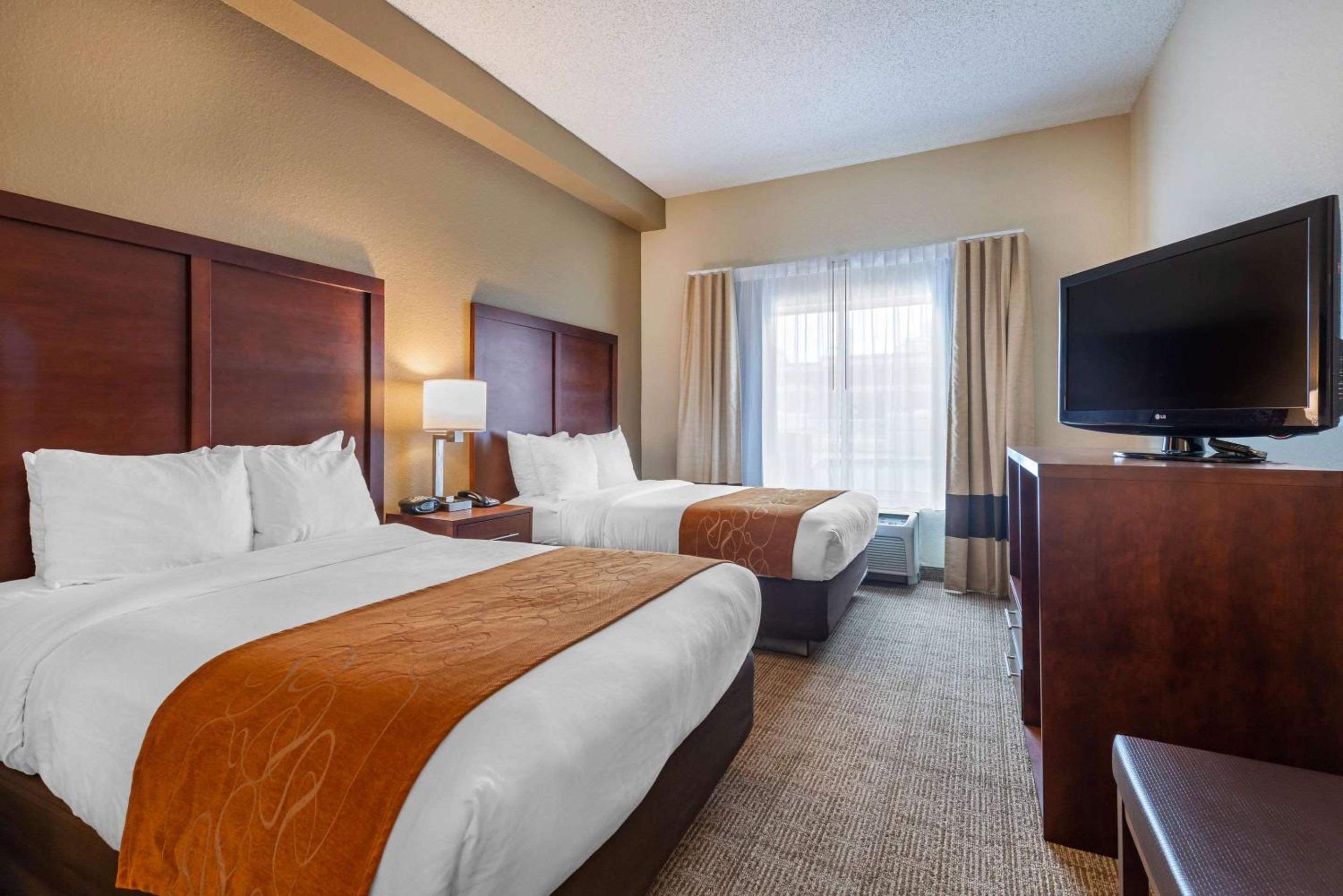 Deluxe Suite with Two Double Beds- Non-Smoking