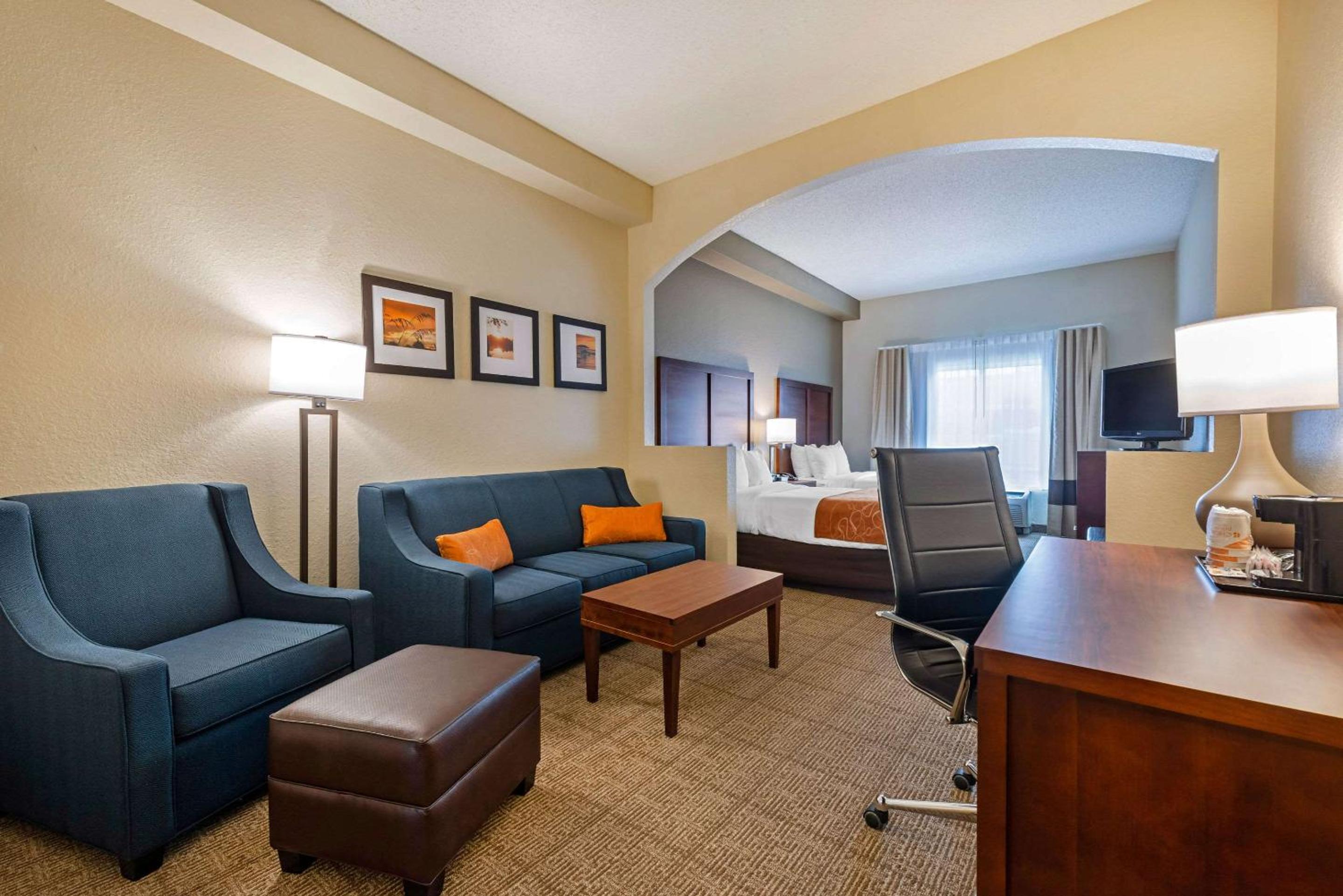 Deluxe Suite with Two Double Beds- Non-Smoking