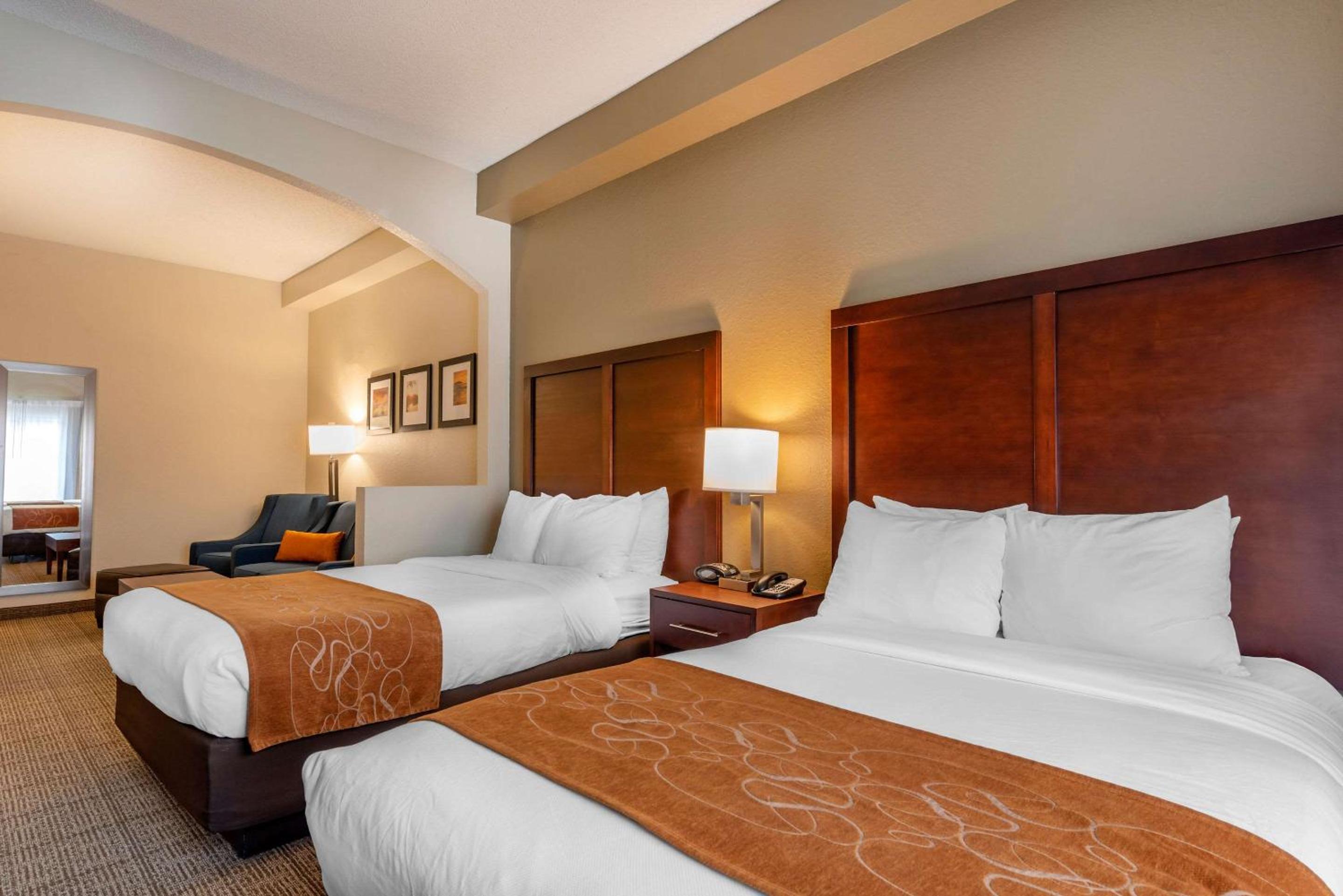 Deluxe Suite with Two Double Beds- Non-Smoking thumbnail 5