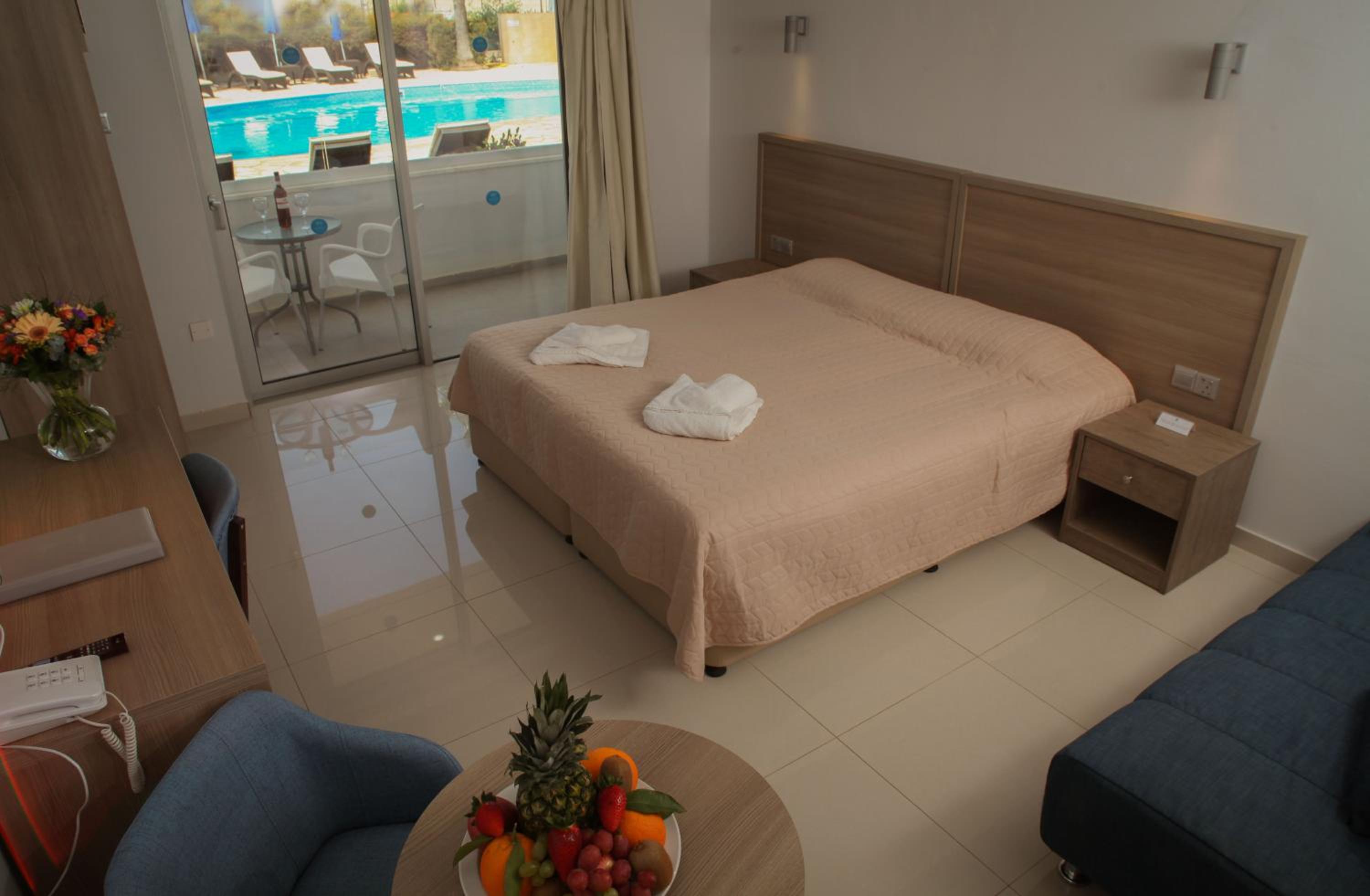 Deluxe Room with Pool View photo 2
