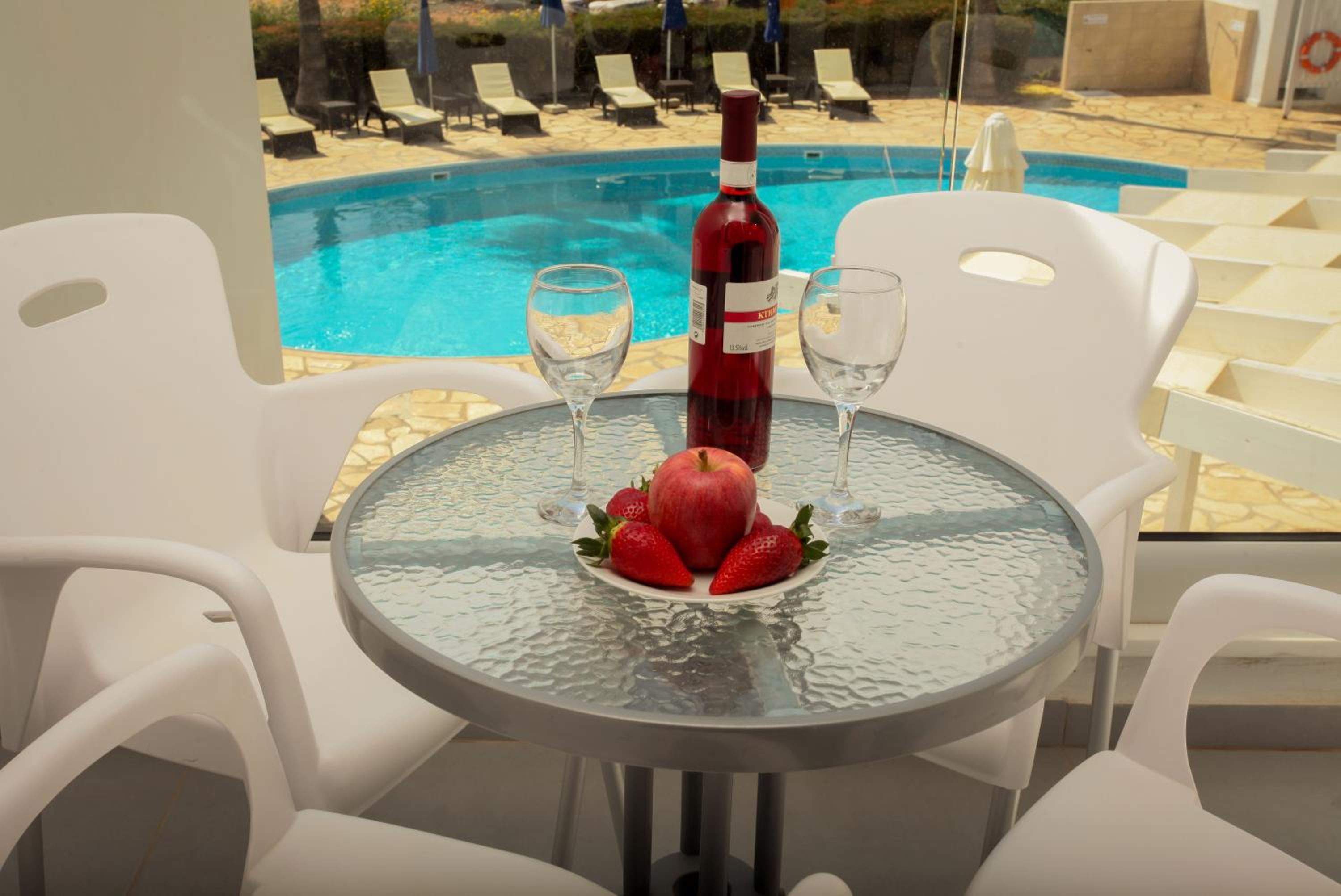 Deluxe Room with Pool View photo 3