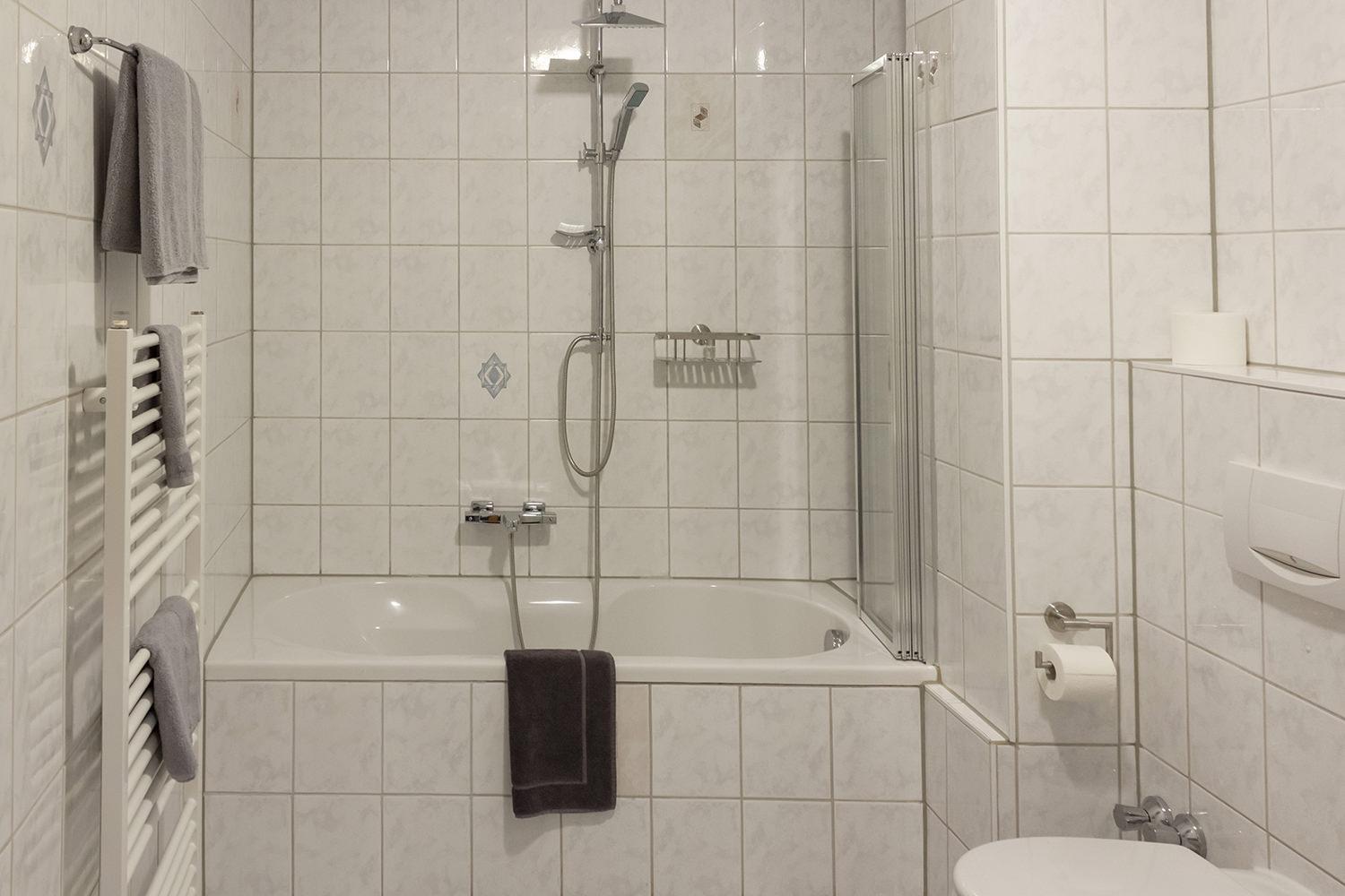 Deluxe Double Room with Bath - Photo 5