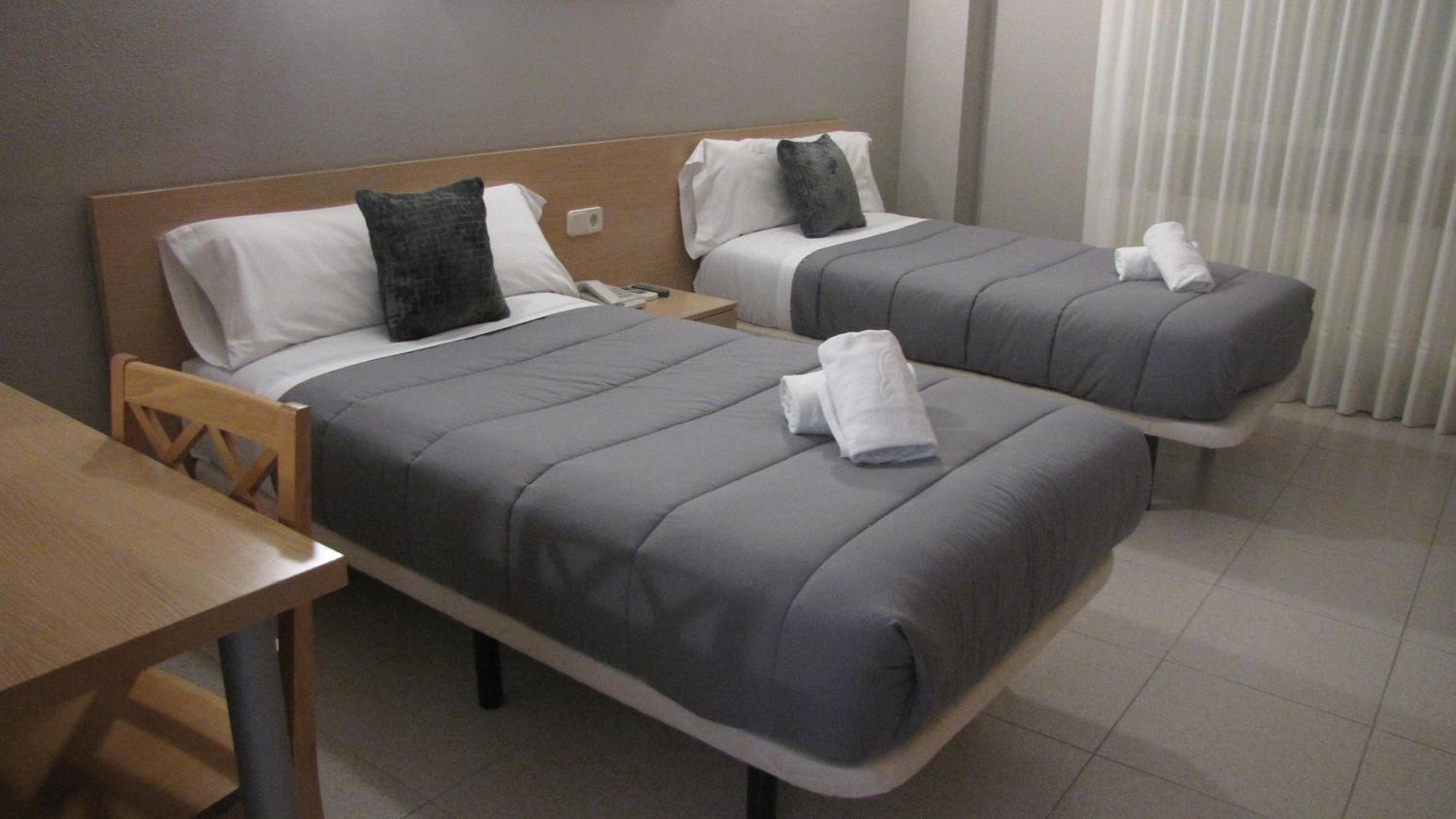 Twin Room with Free Airport Shuttle photo 2