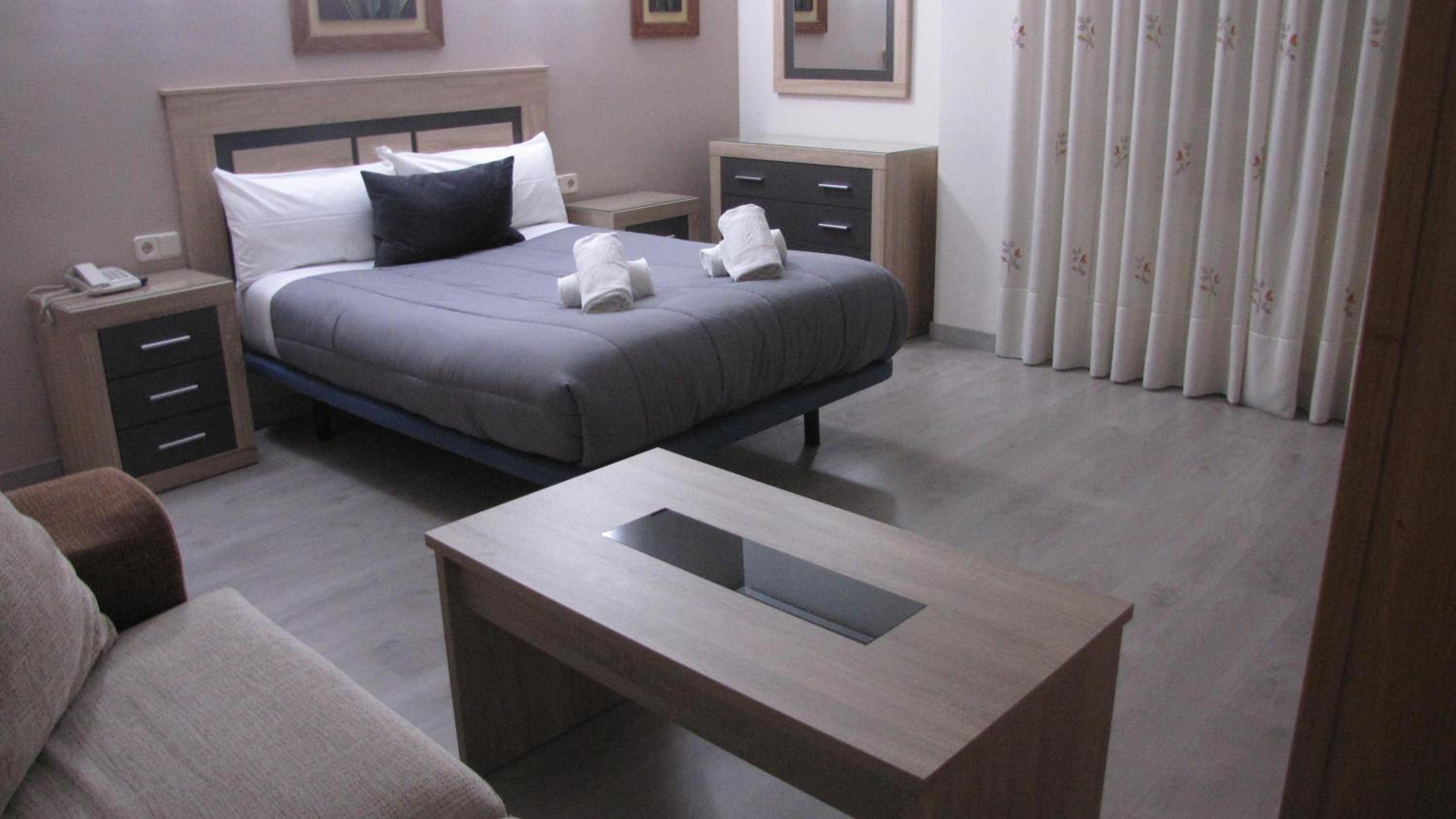 Single Room with Free Airport Shuttle photo 3