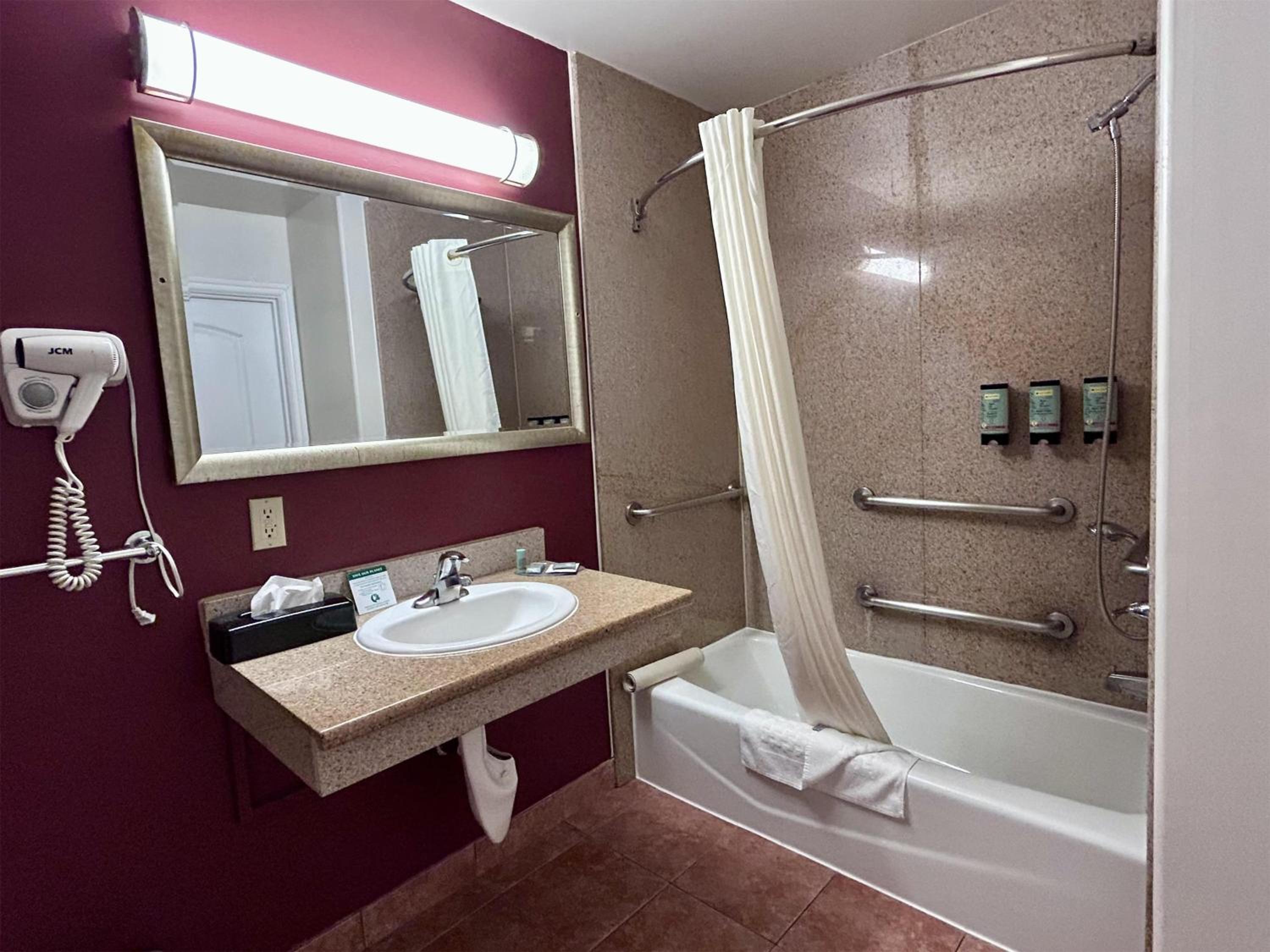 King Room with Bath Tub - Mobility Accessible/Non-Smoking