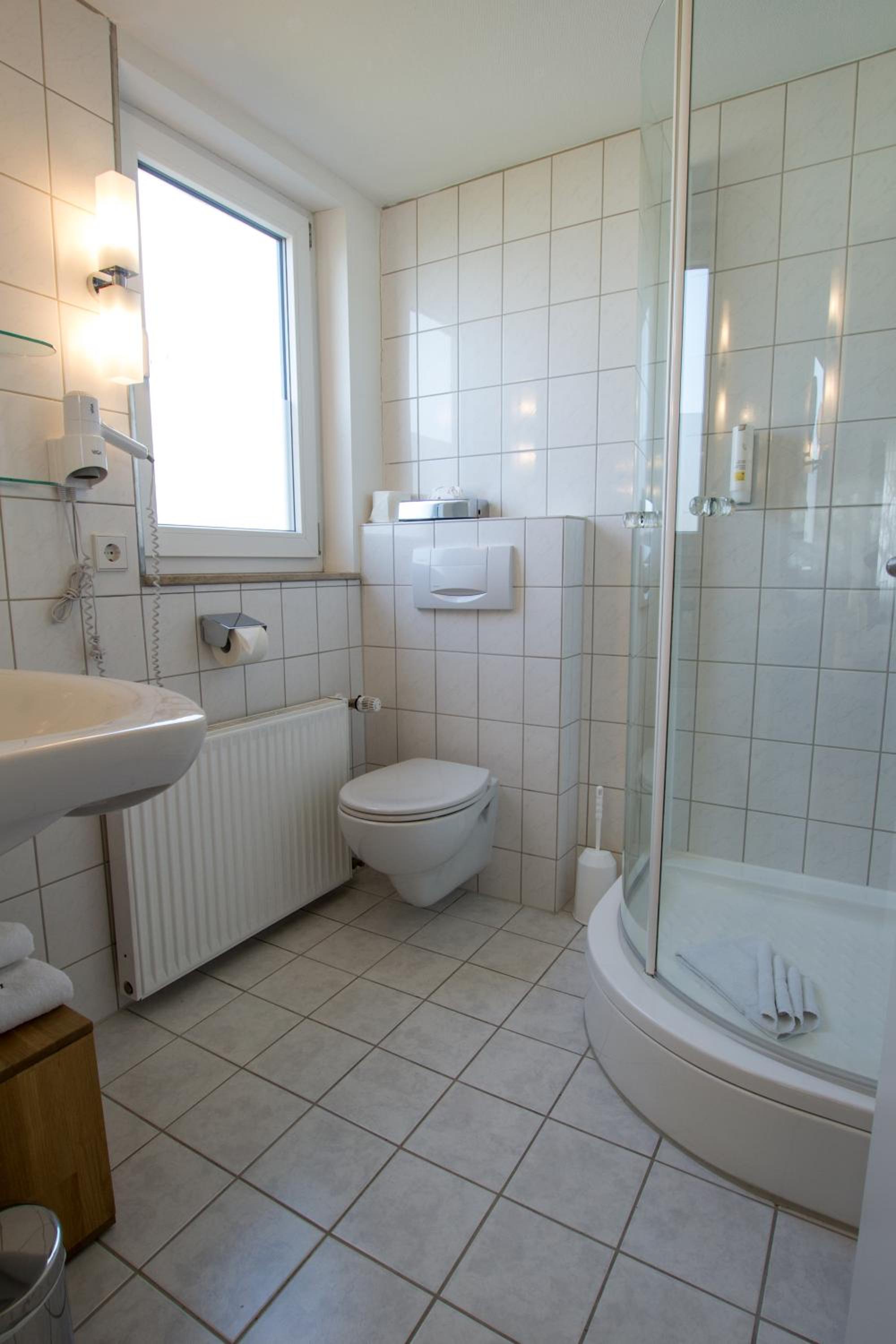 Double Room with Balcony and Lake View - Photo 9