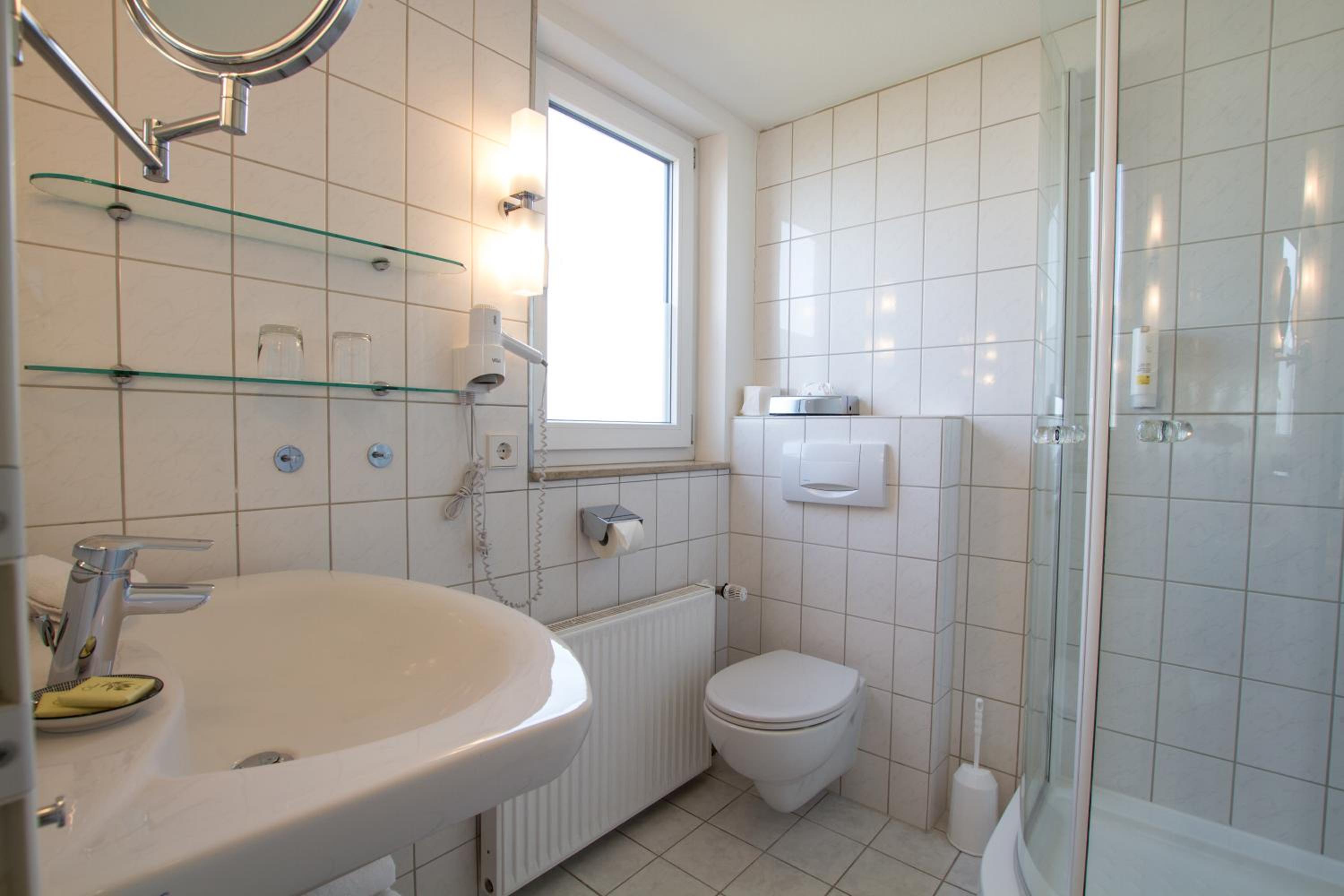 Double Room with Balcony and Lake View - Photo 16
